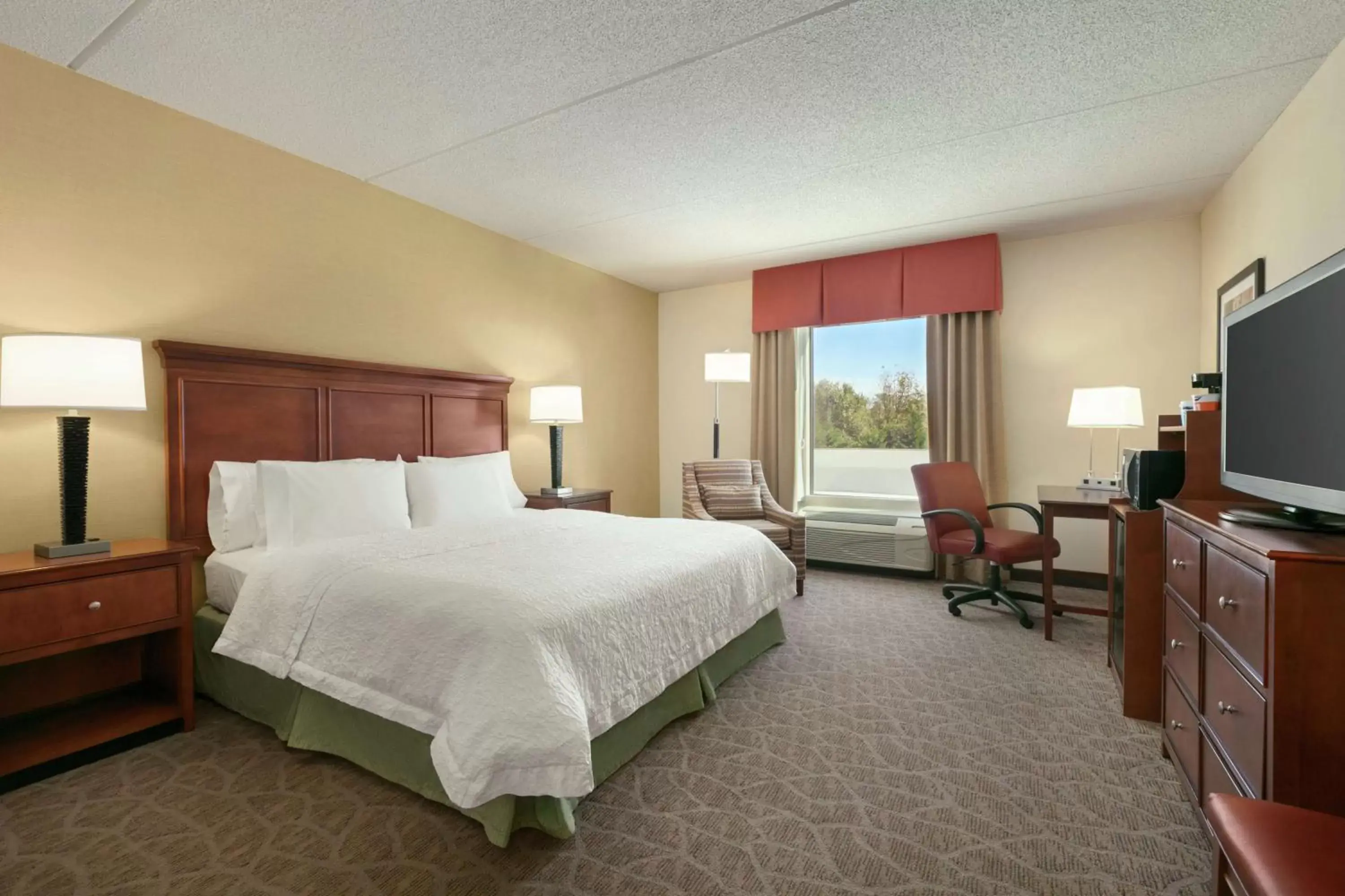 Bed in Hampton Inn & Suites Charles Town