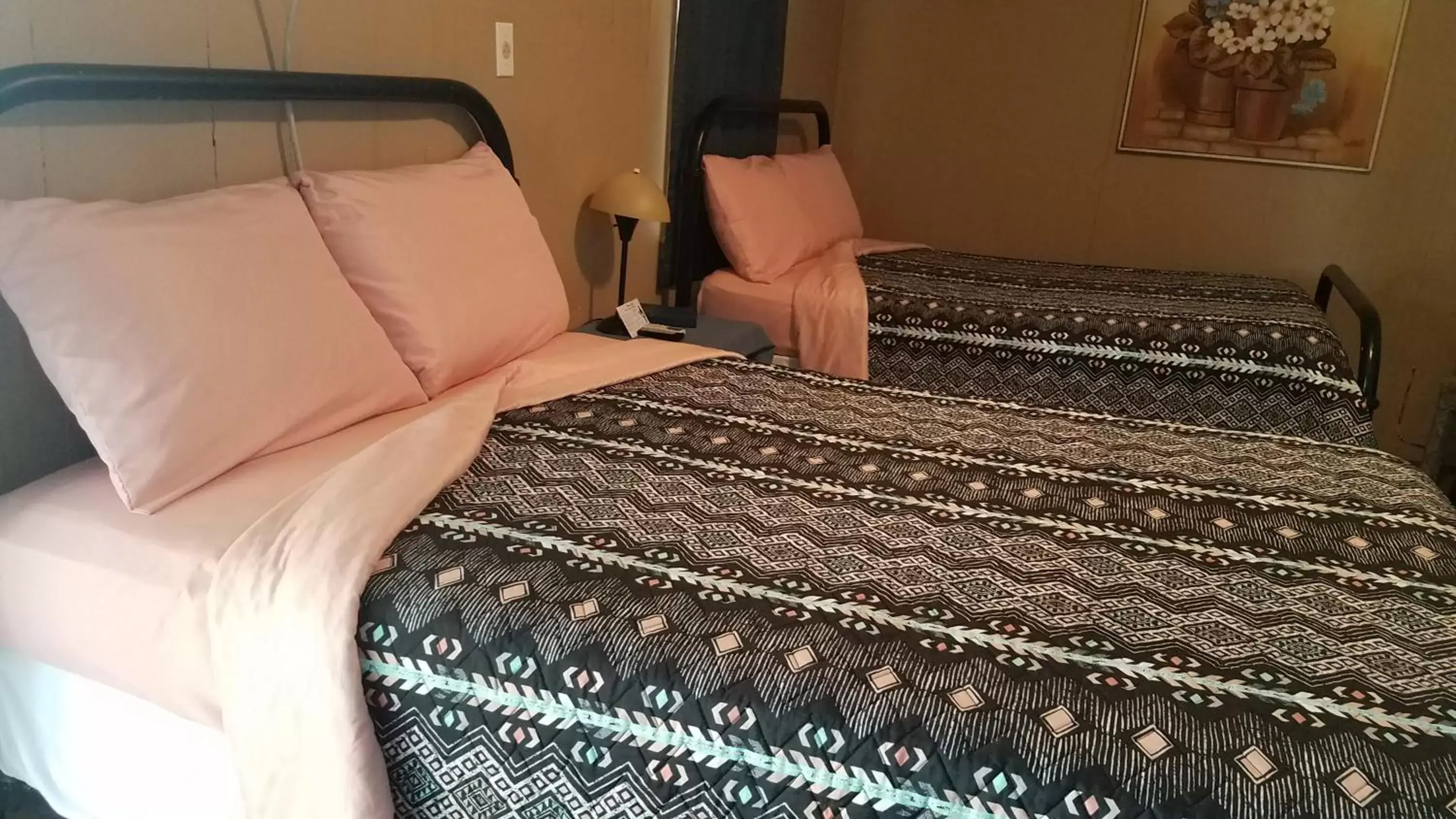 Photo of the whole room, Bed in Canton Motel