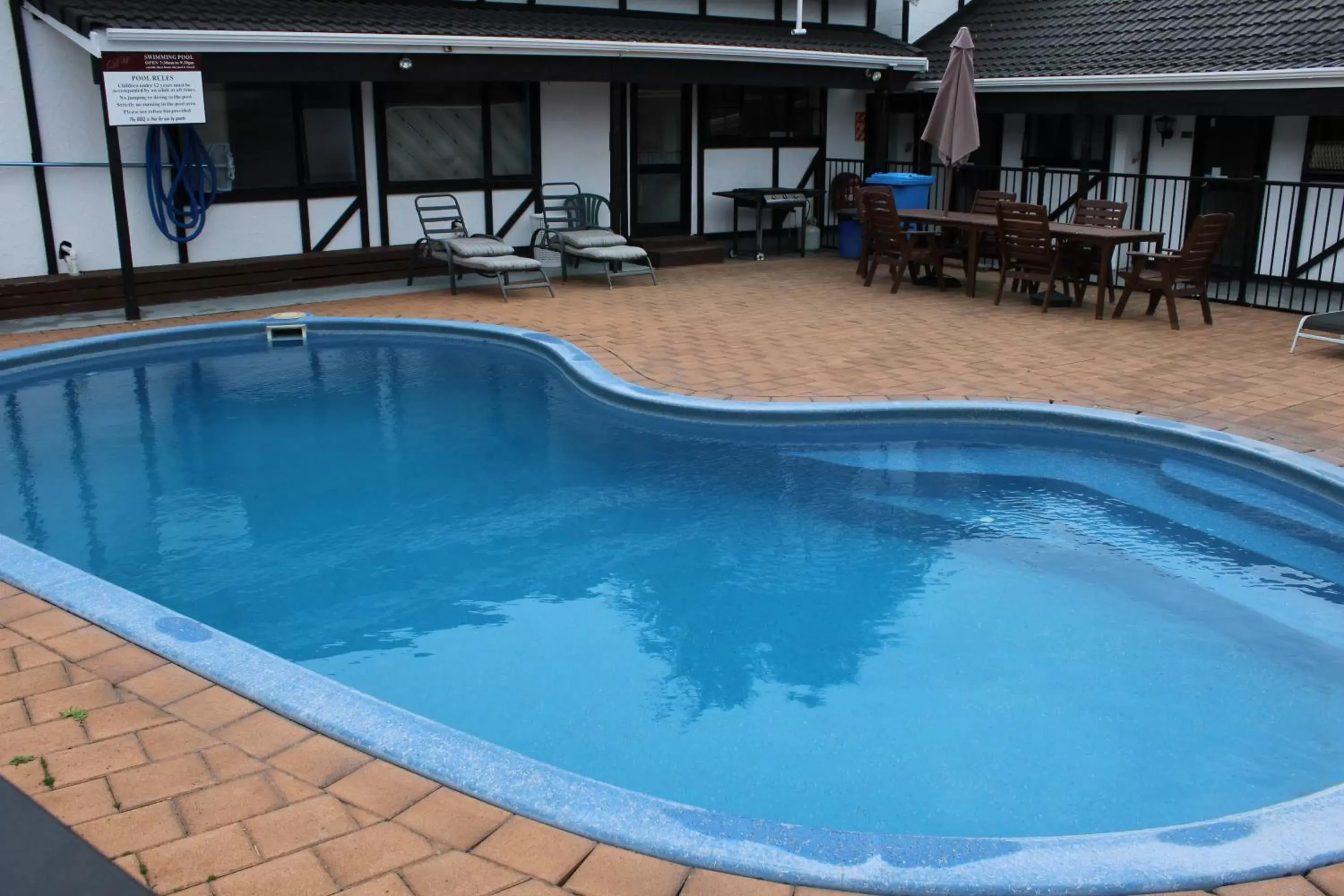 BBQ facilities, Swimming Pool in Devonwood Motel