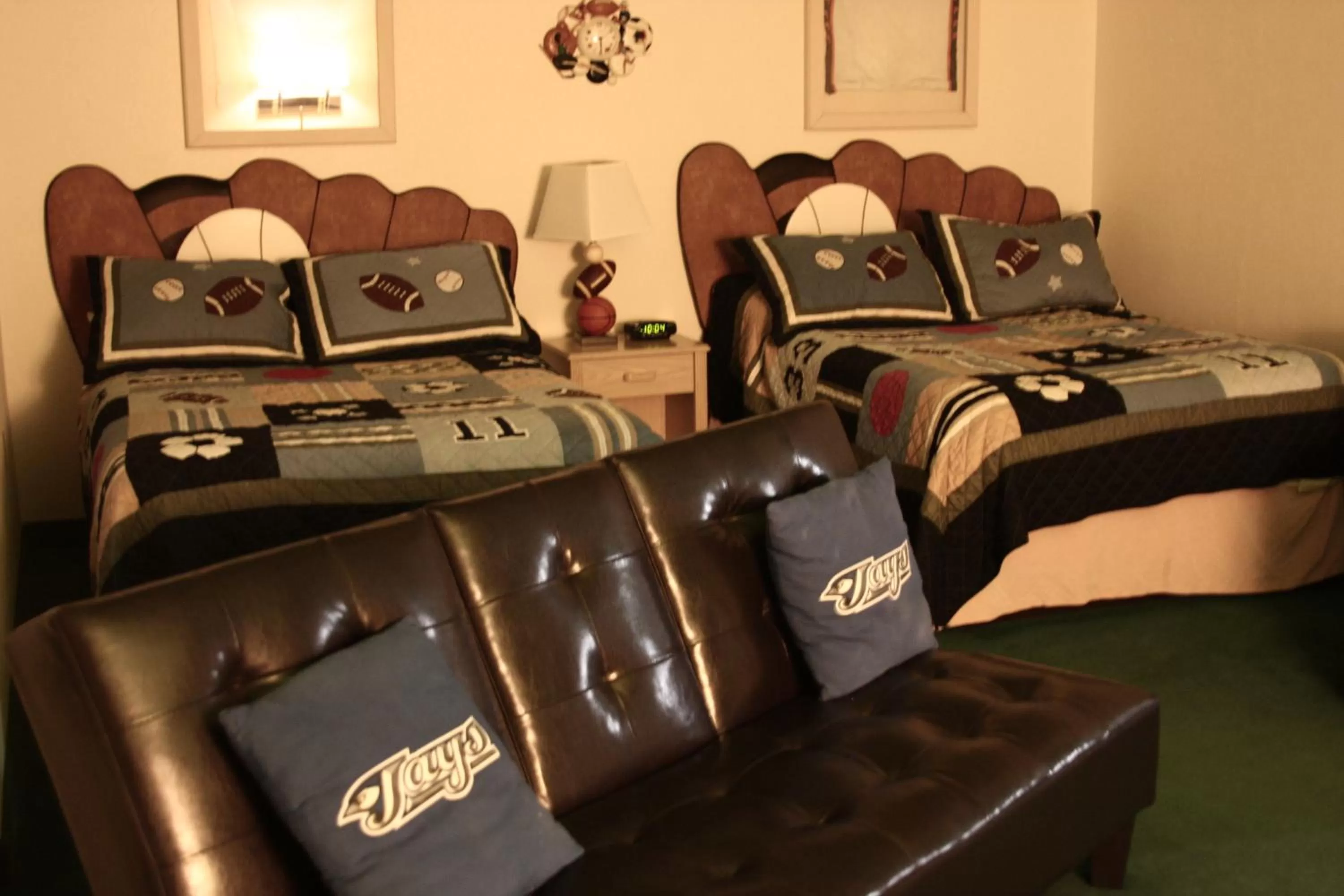 Bed in Gladstone Inn and Suites