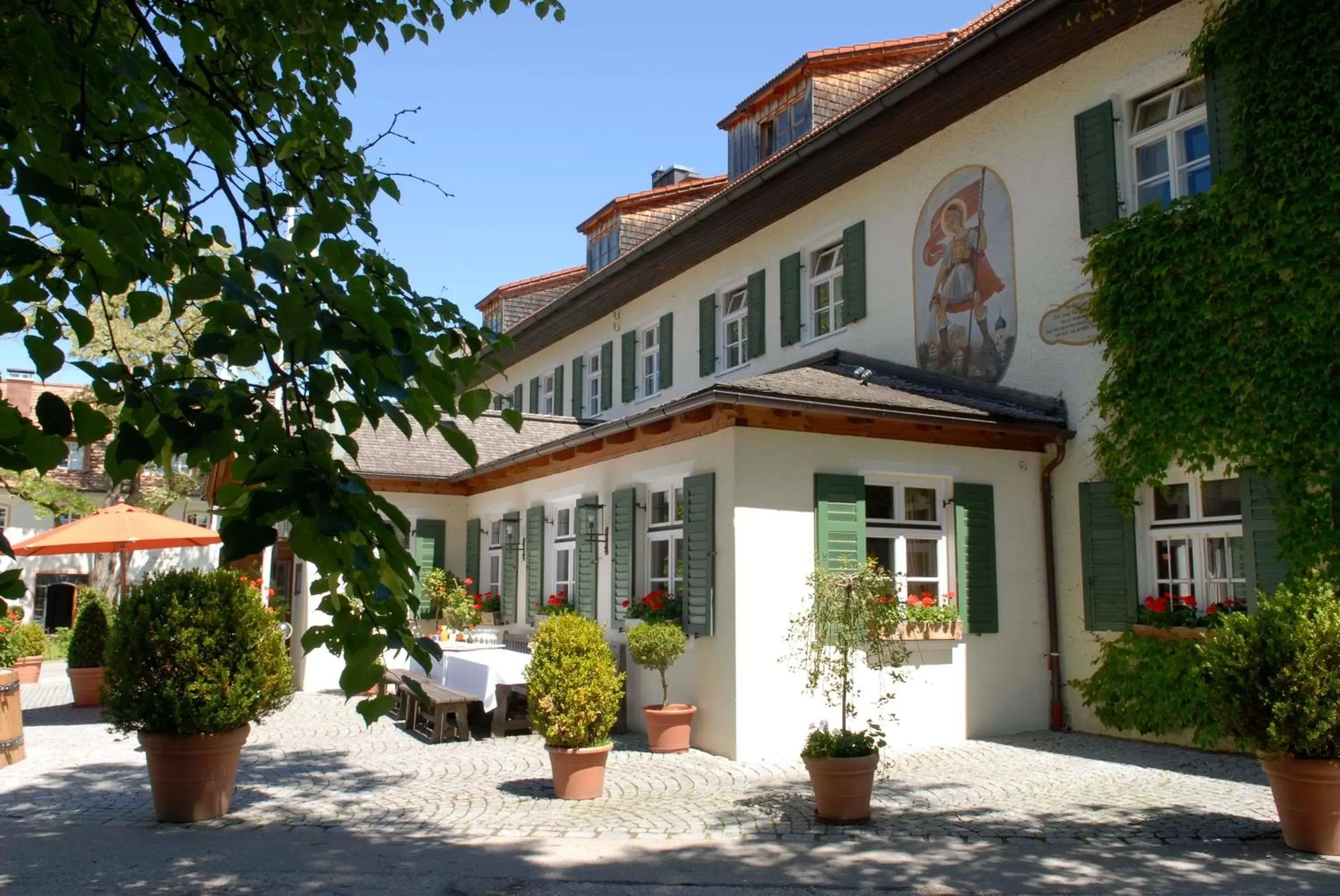 Facade/entrance, Property Building in Brauereigasthof-Hotel Aying