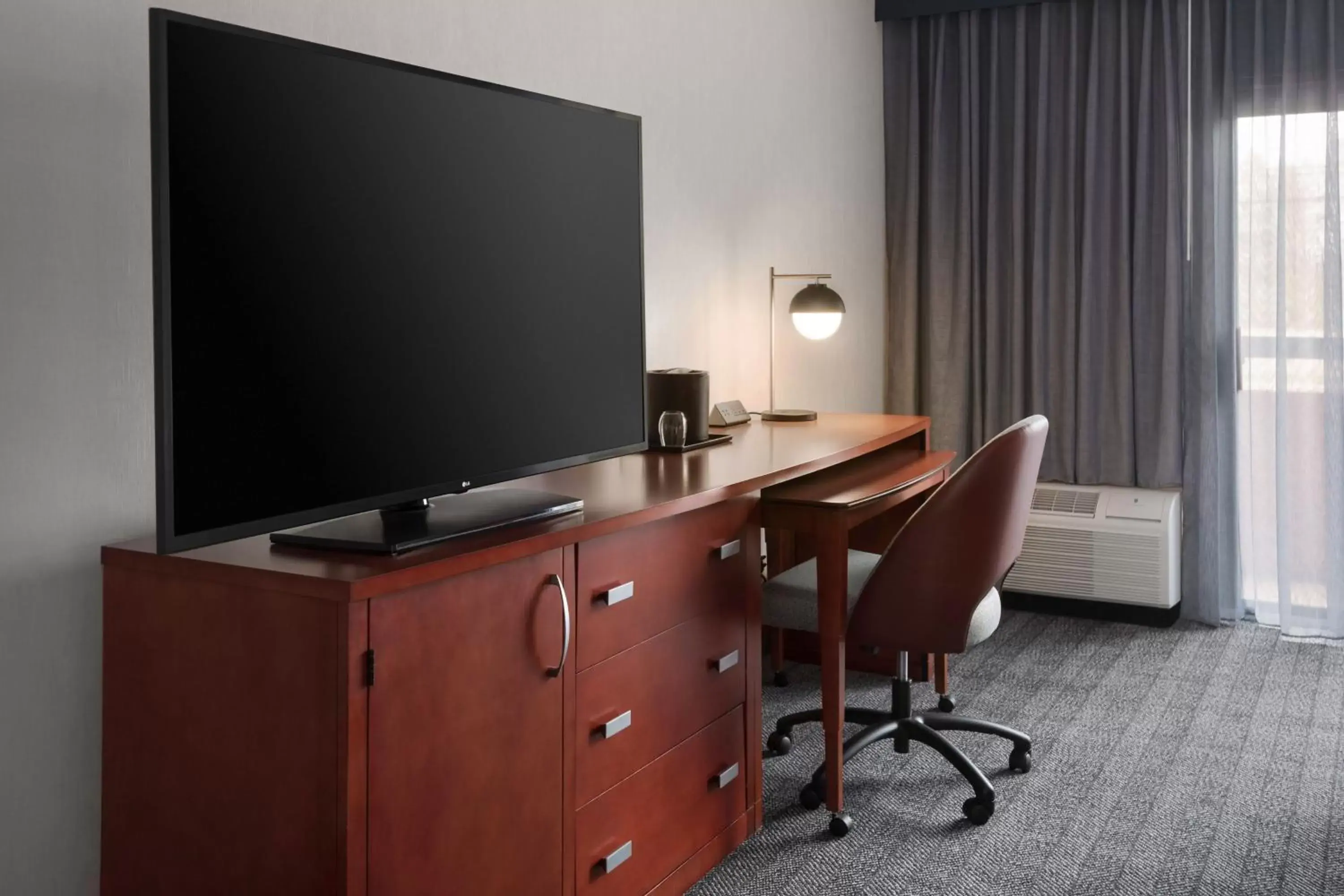 Photo of the whole room, TV/Entertainment Center in Courtyard by Marriott New Haven Wallingford
