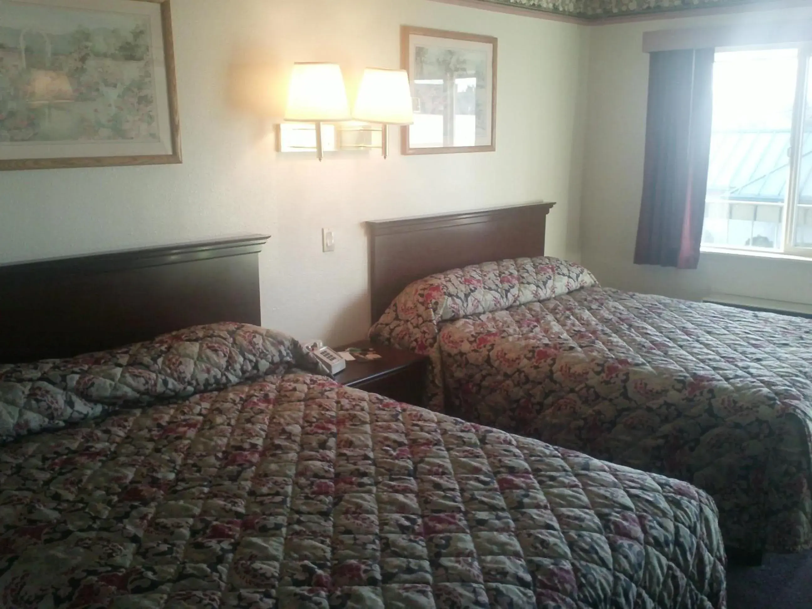 Bed in Sunrise Inn