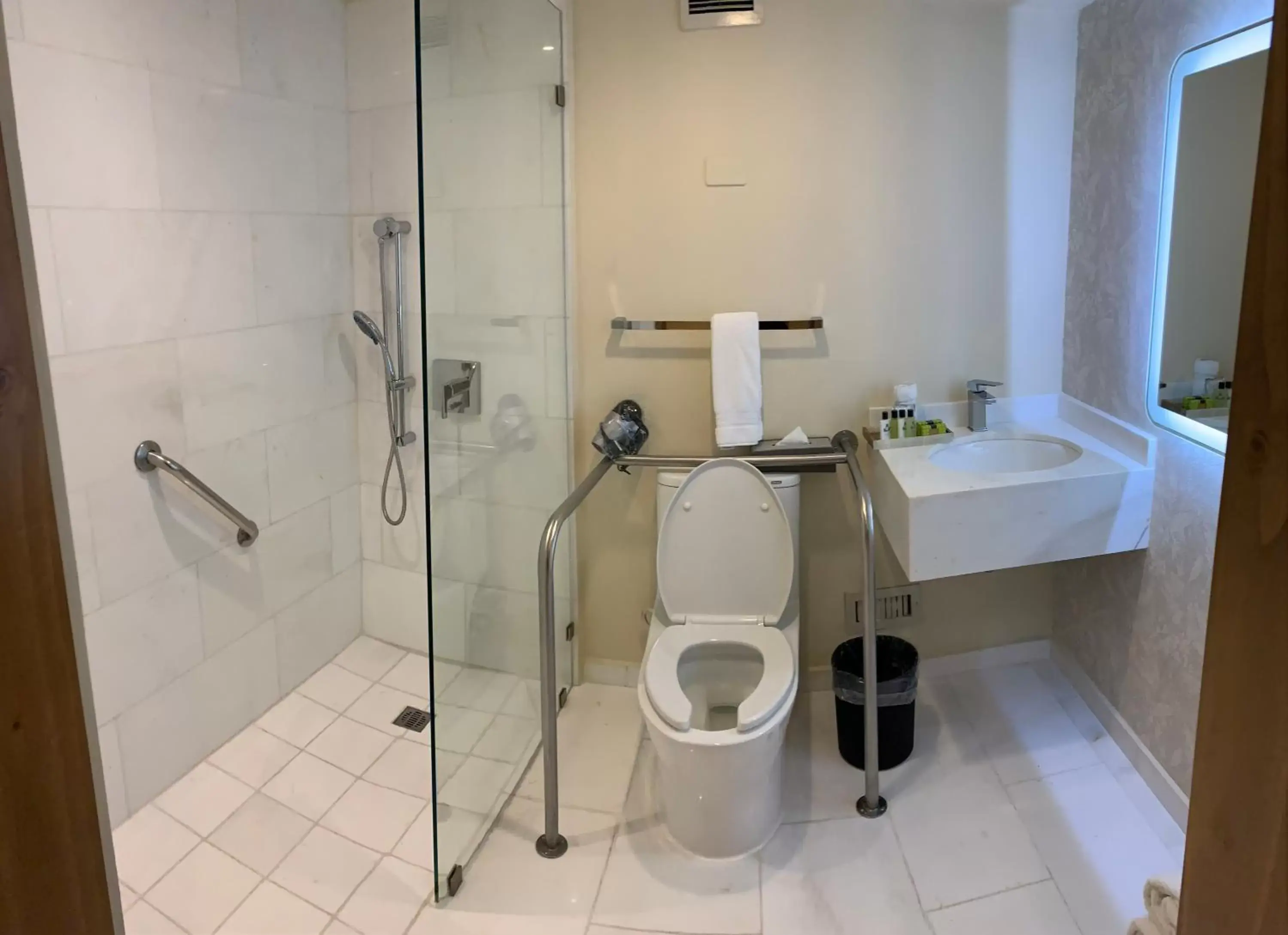 Shower, Bathroom in Real Intercontinental San Salvador, an IHG Hotel