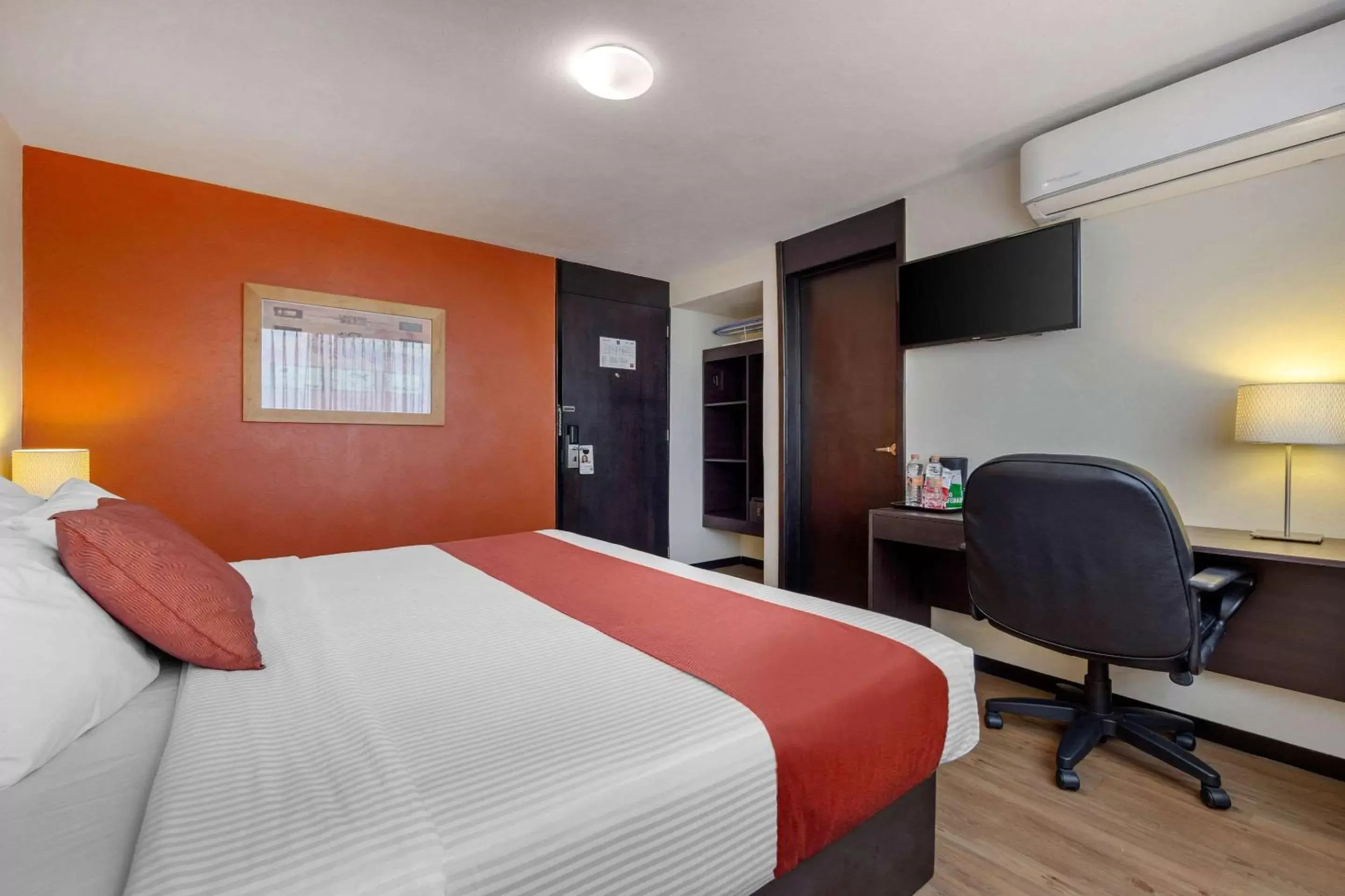 Photo of the whole room, Bed in Comfort Inn San Luis Potosi