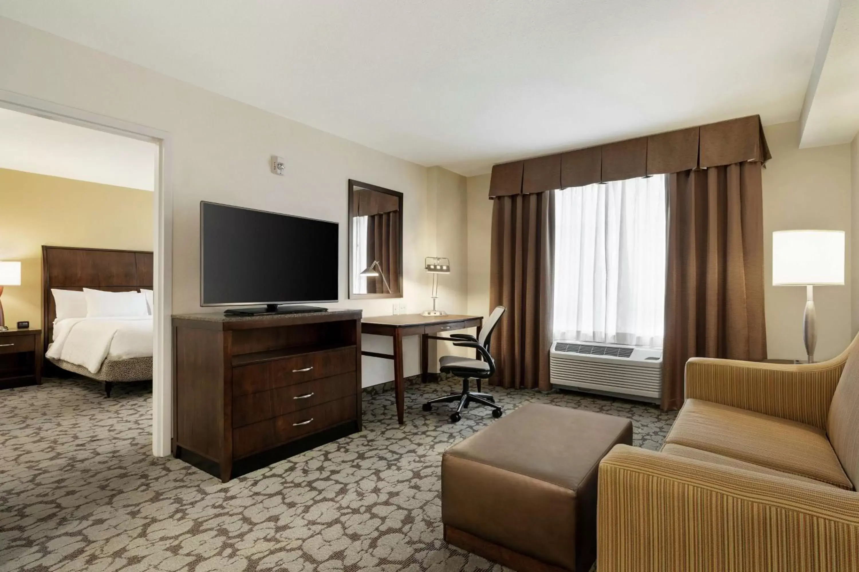 Bedroom, TV/Entertainment Center in Hilton Garden Inn Wallingford/Meriden