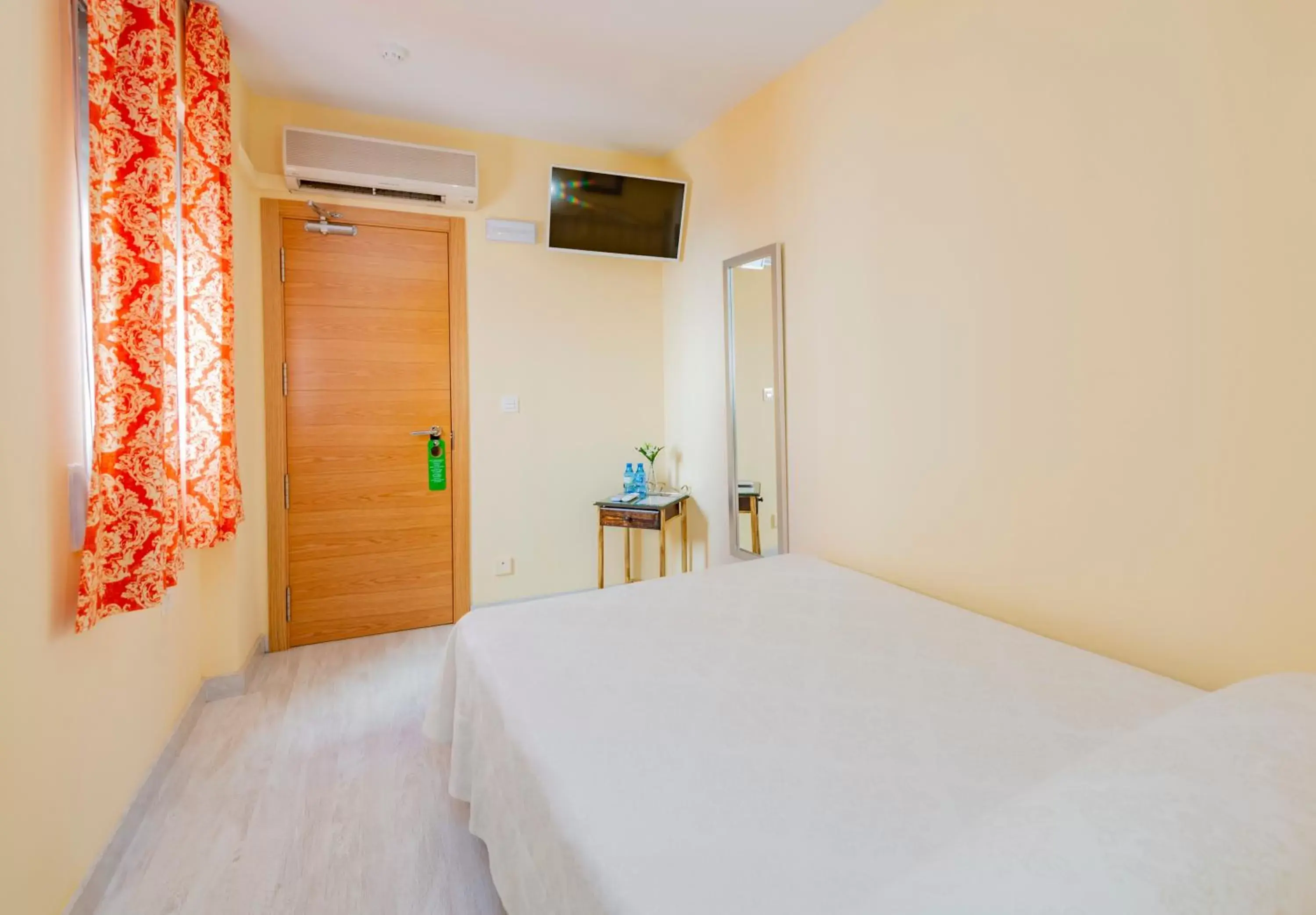 Property building, Bed in Hotel Manzanito