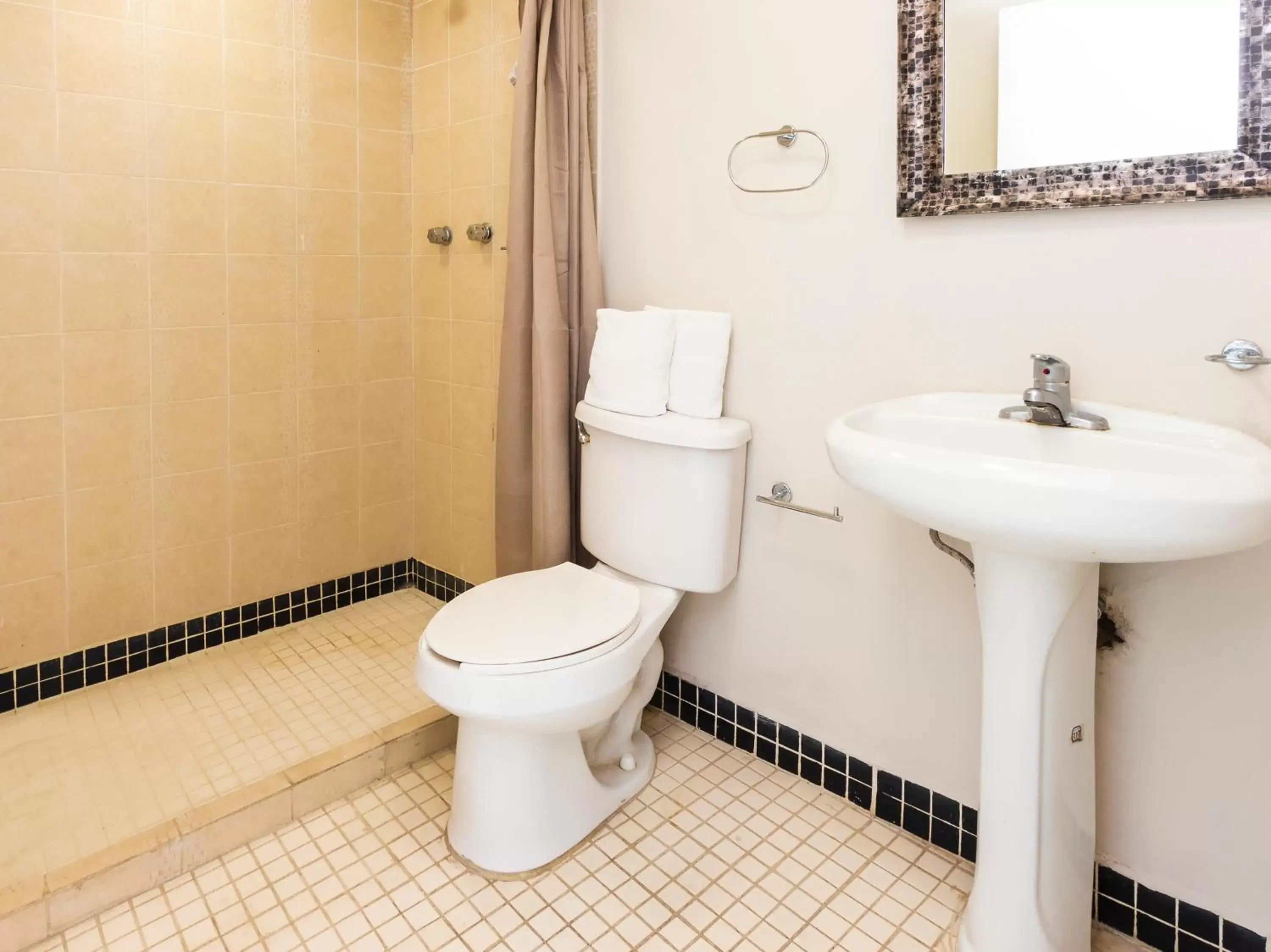 Toilet, Bathroom in Boca Inn Hotel & Suites