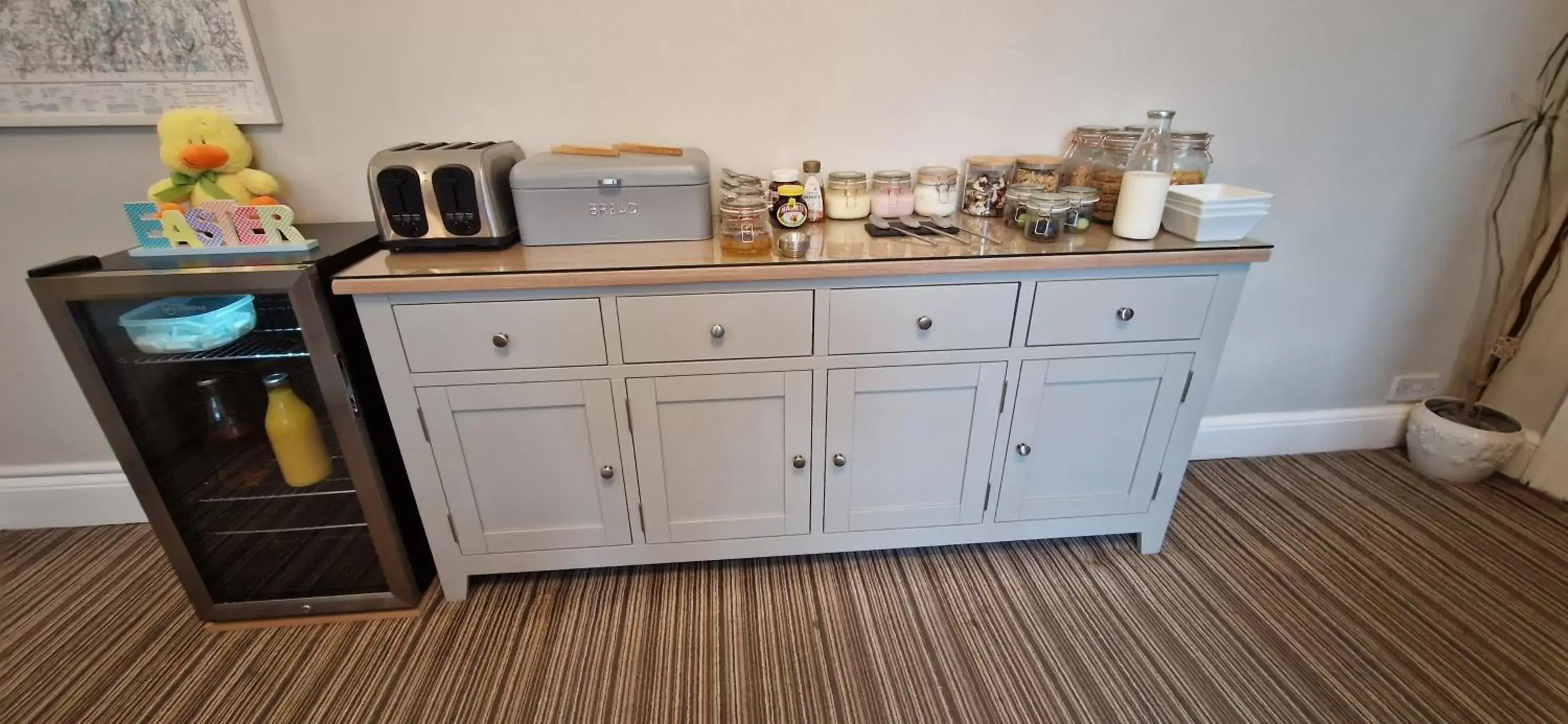 Breakfast, Kitchen/Kitchenette in Glencoe Guest House