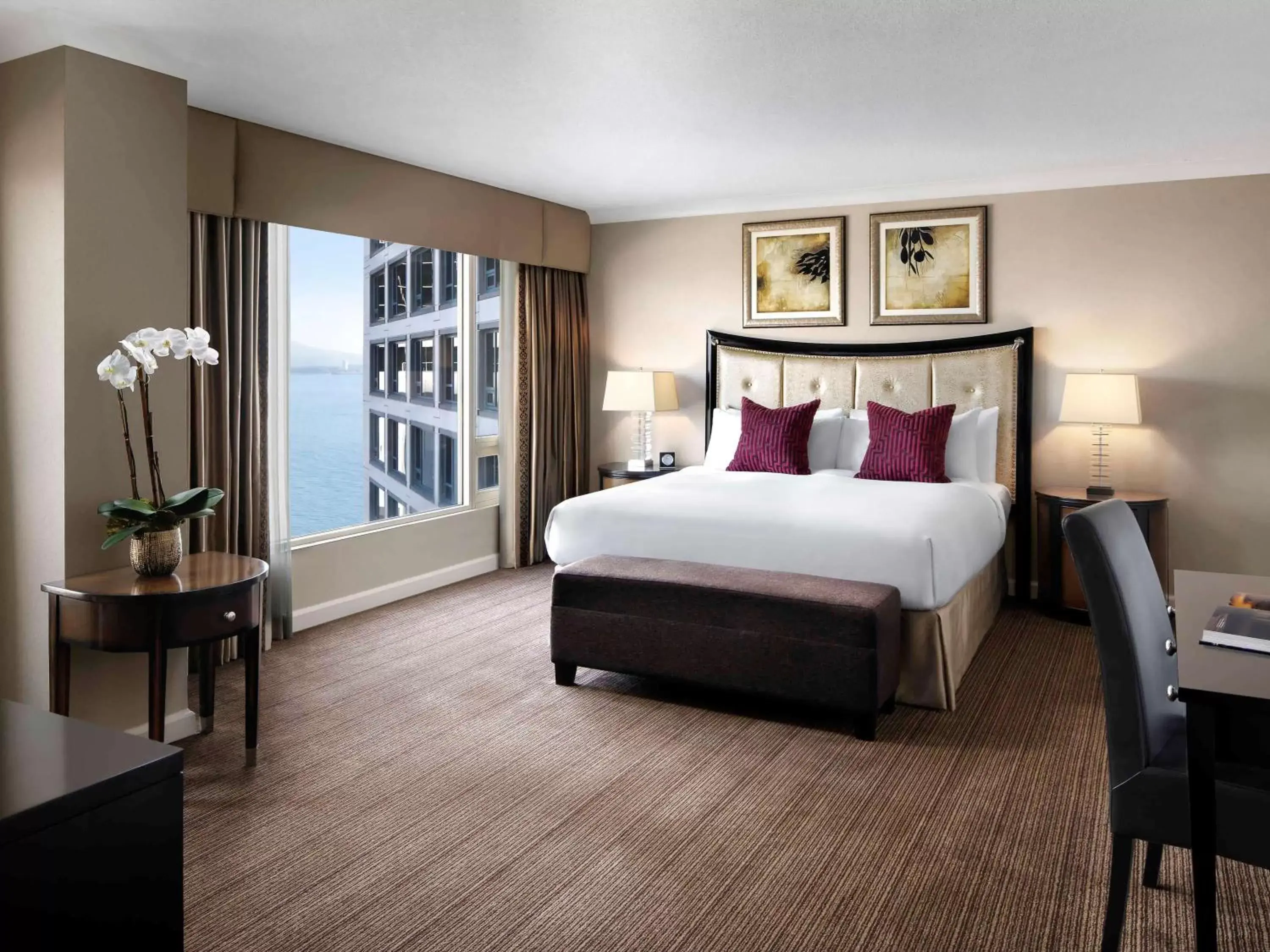 Bedroom, Bed in Fairmont Waterfront