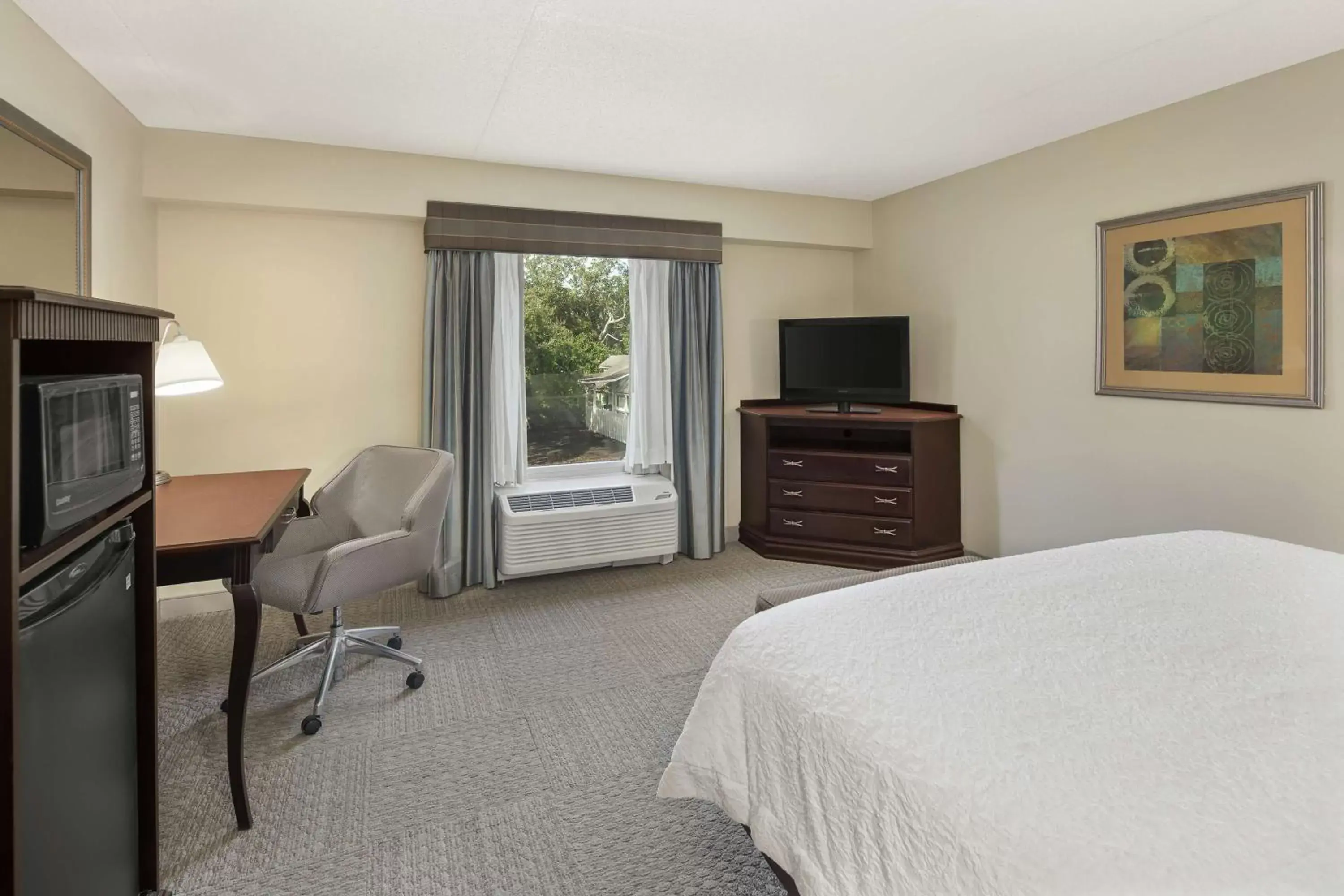 Bedroom, TV/Entertainment Center in Hampton Inn Fairhope-Mobile Bay, AL