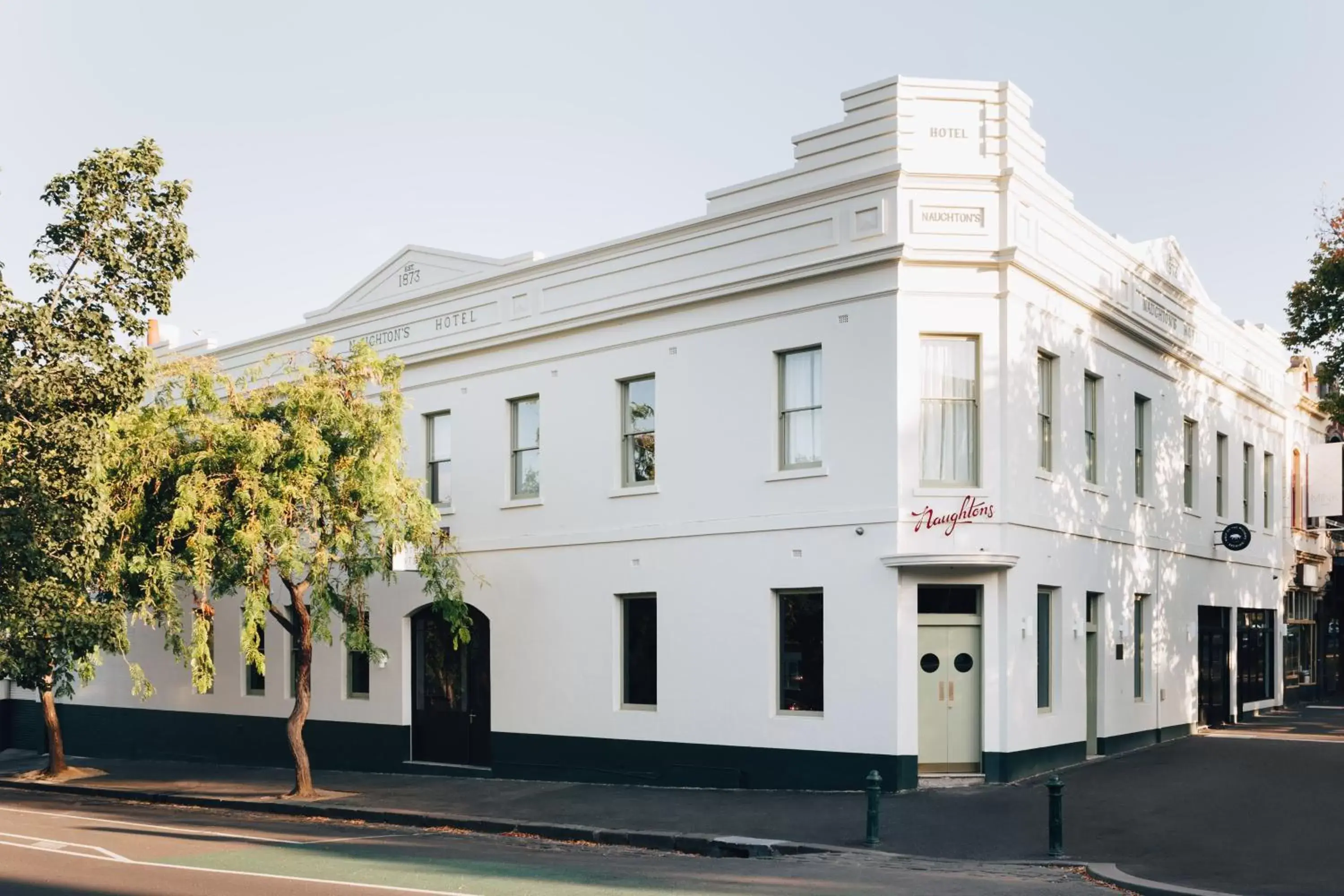 Facade/entrance in Naughtons Hotel