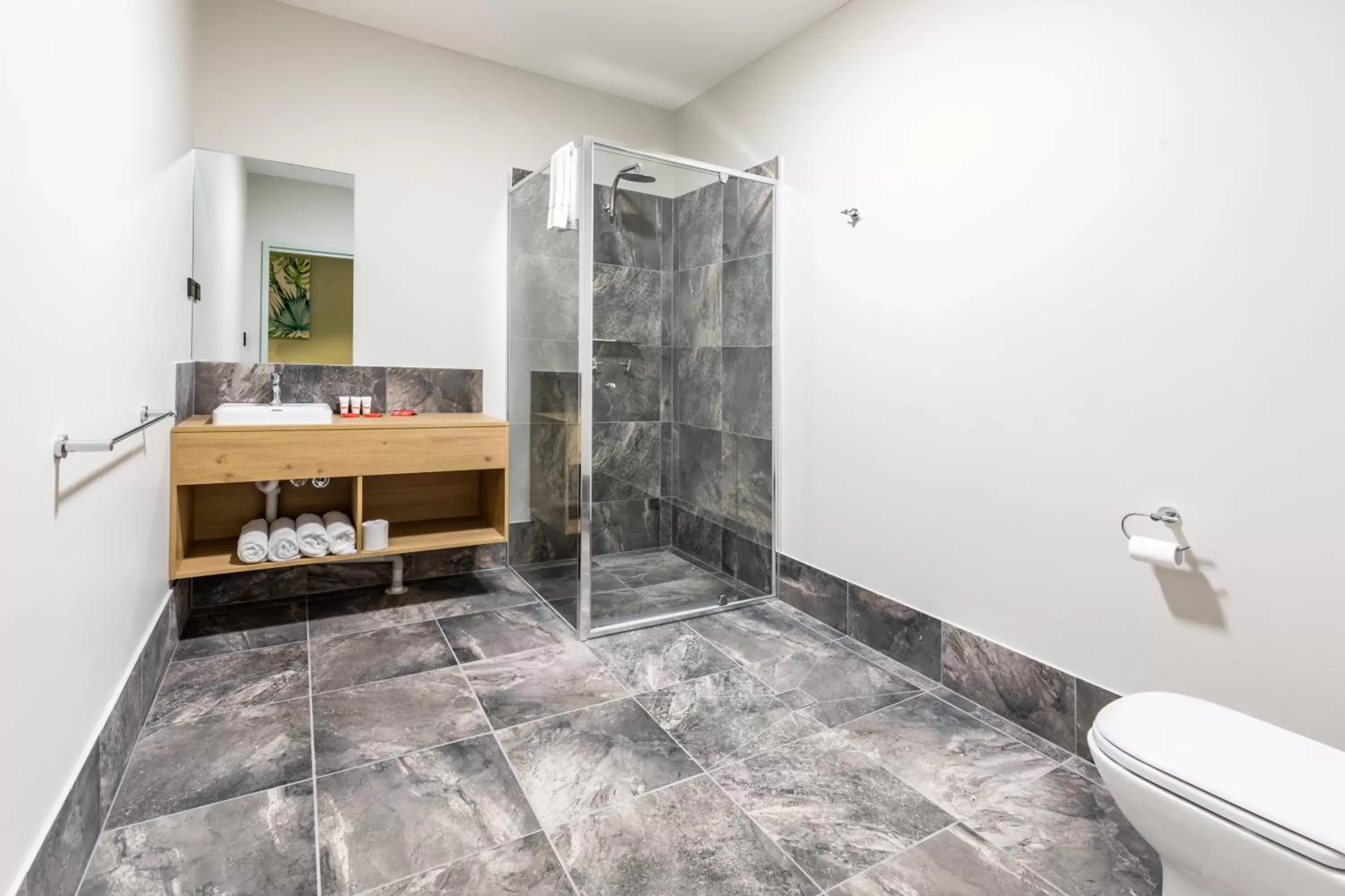 Shower, Bathroom in Nightcap at Commercial Hotel