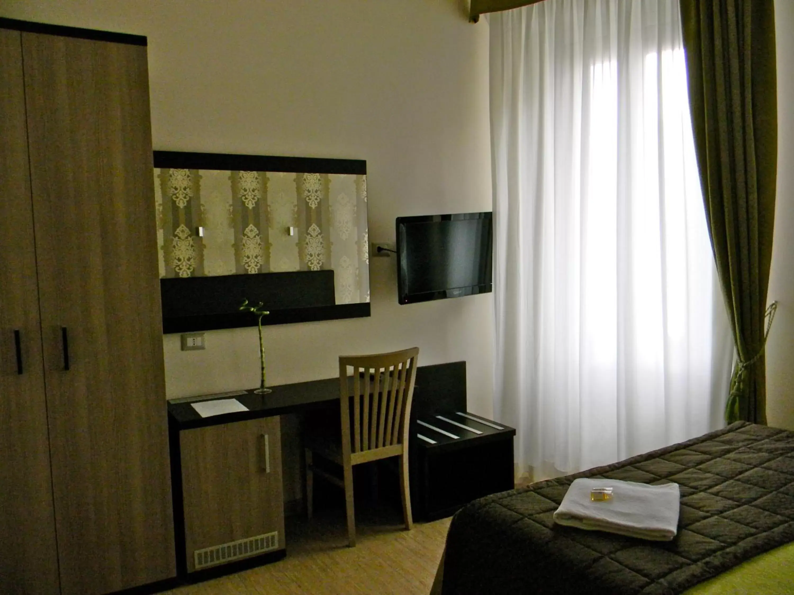 Bedroom, TV/Entertainment Center in Rome Kings Suite