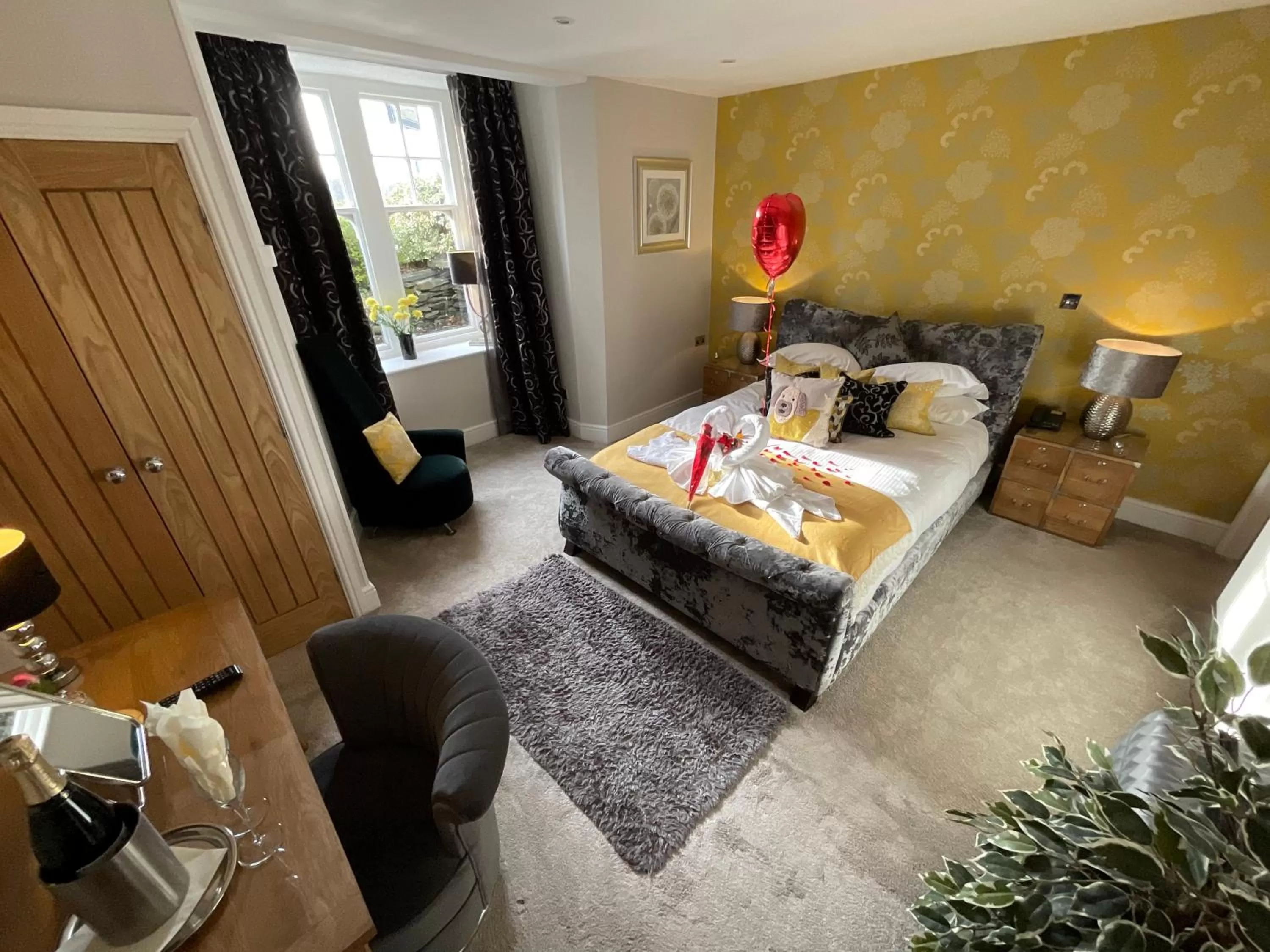 Photo of the whole room, Bed in Windermere Boutique Hotel Spa Suites & Hot Tubs