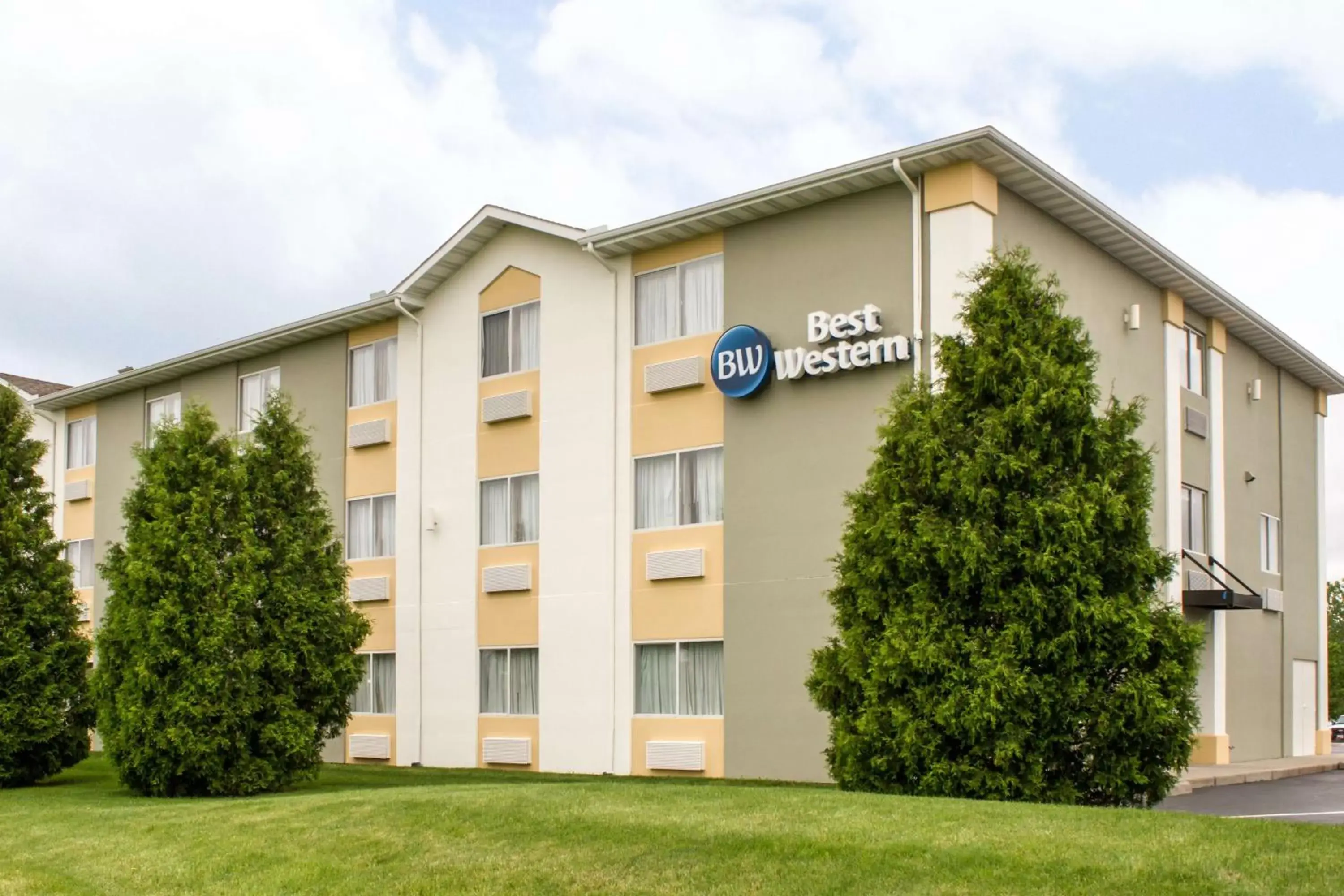Property building in Best Western Toledo South Maumee