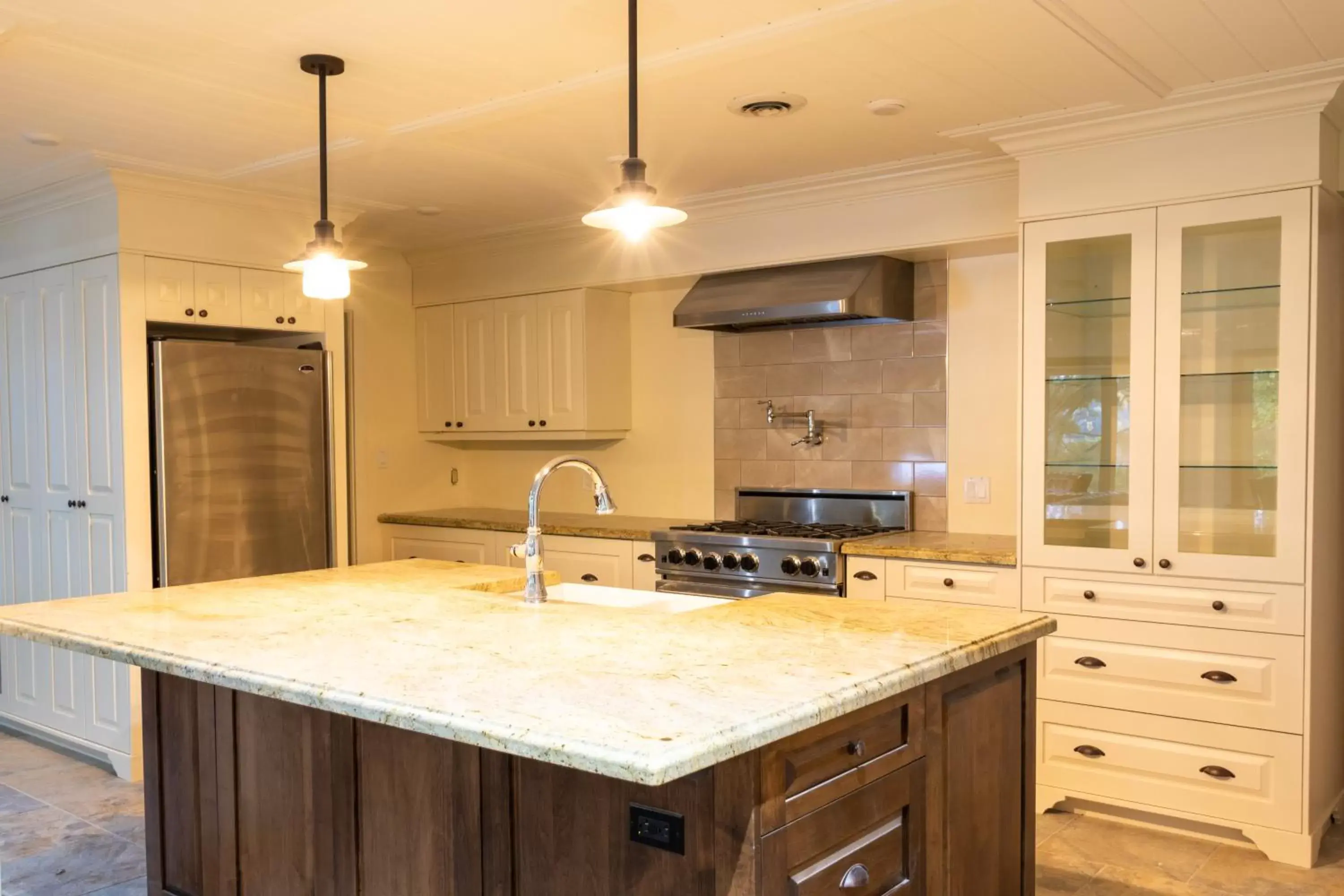 Kitchen/Kitchenette in Fairy Bay Lakehouse