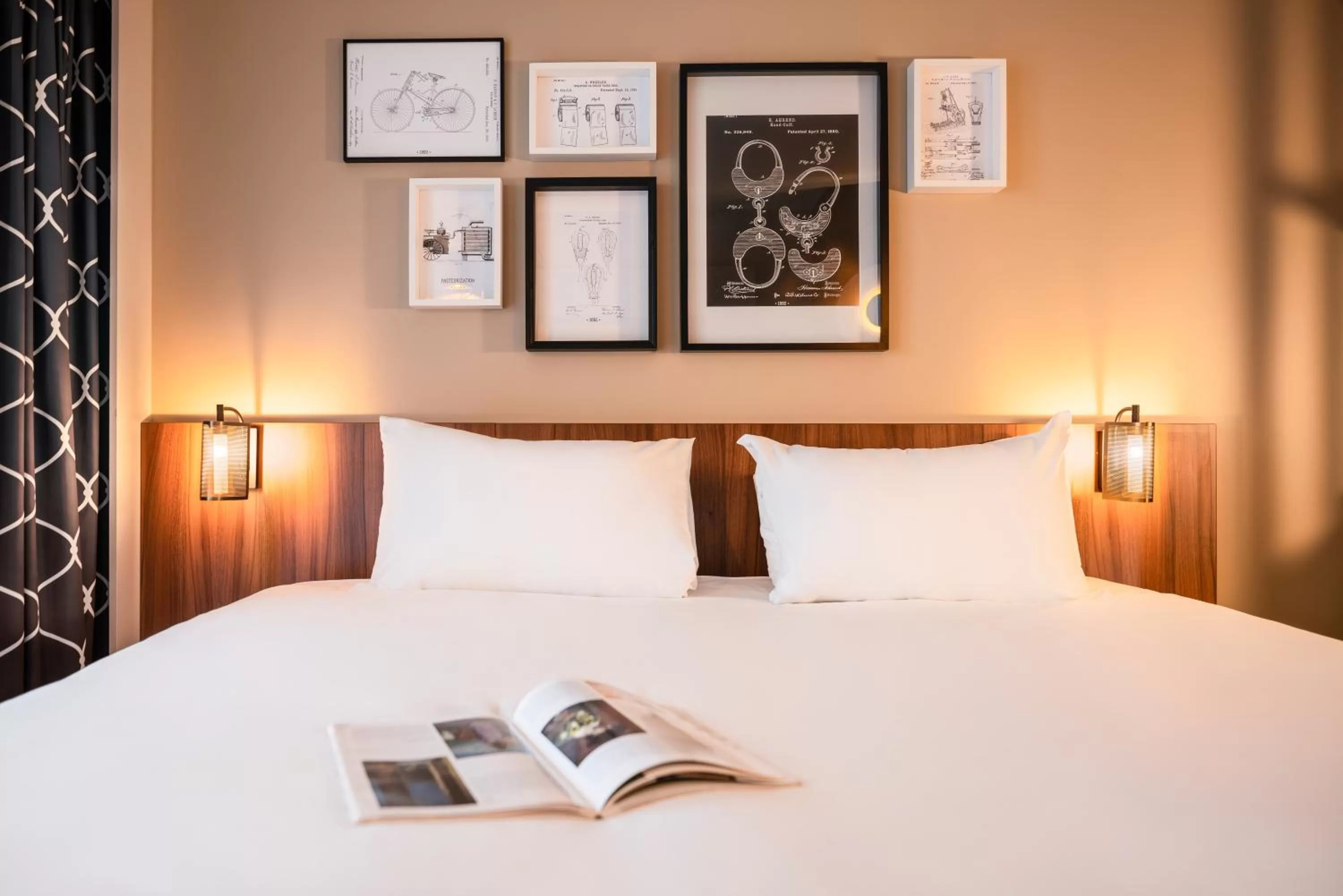 Bed in Mercure Paris Montparnasse Pasteur