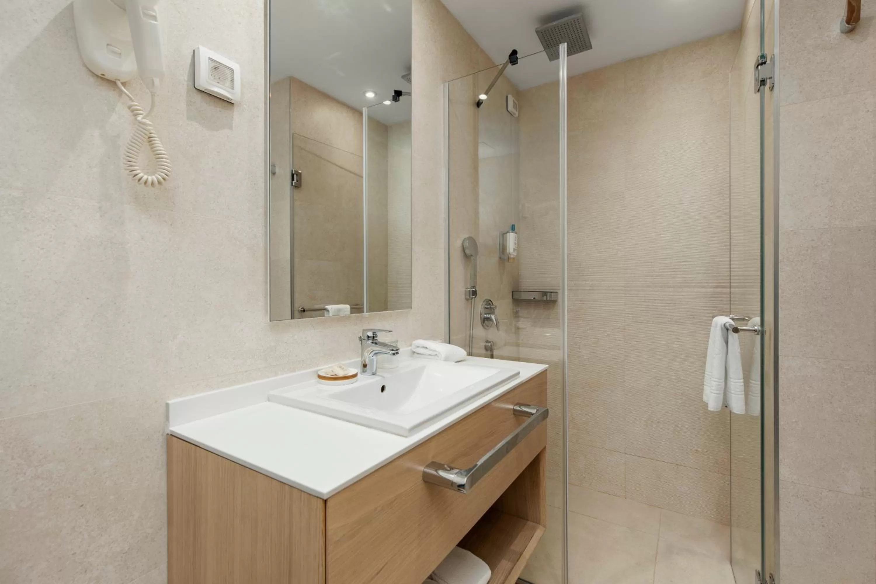 Bathroom in Hotel Harmonia by Dukley