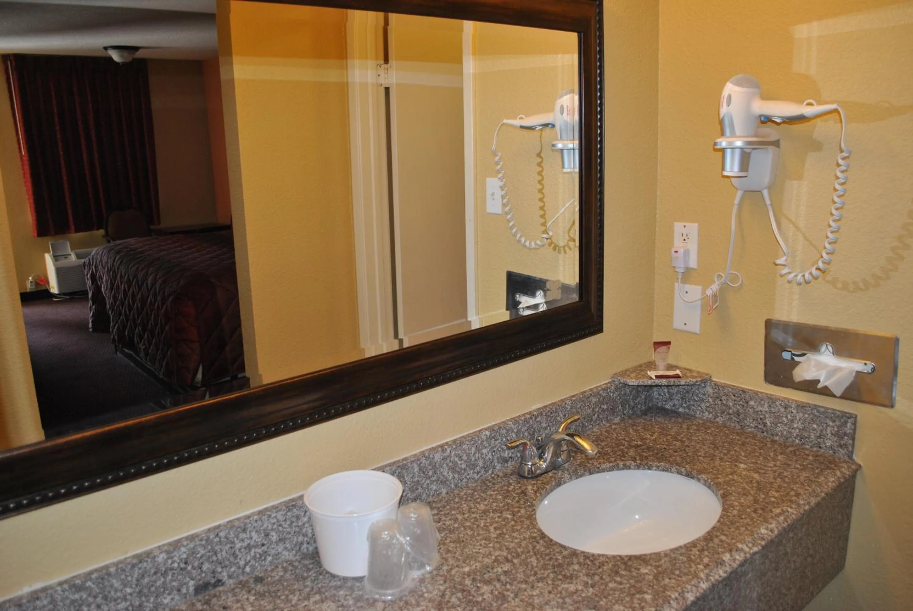 Bathroom in Executive Inn Brookshire