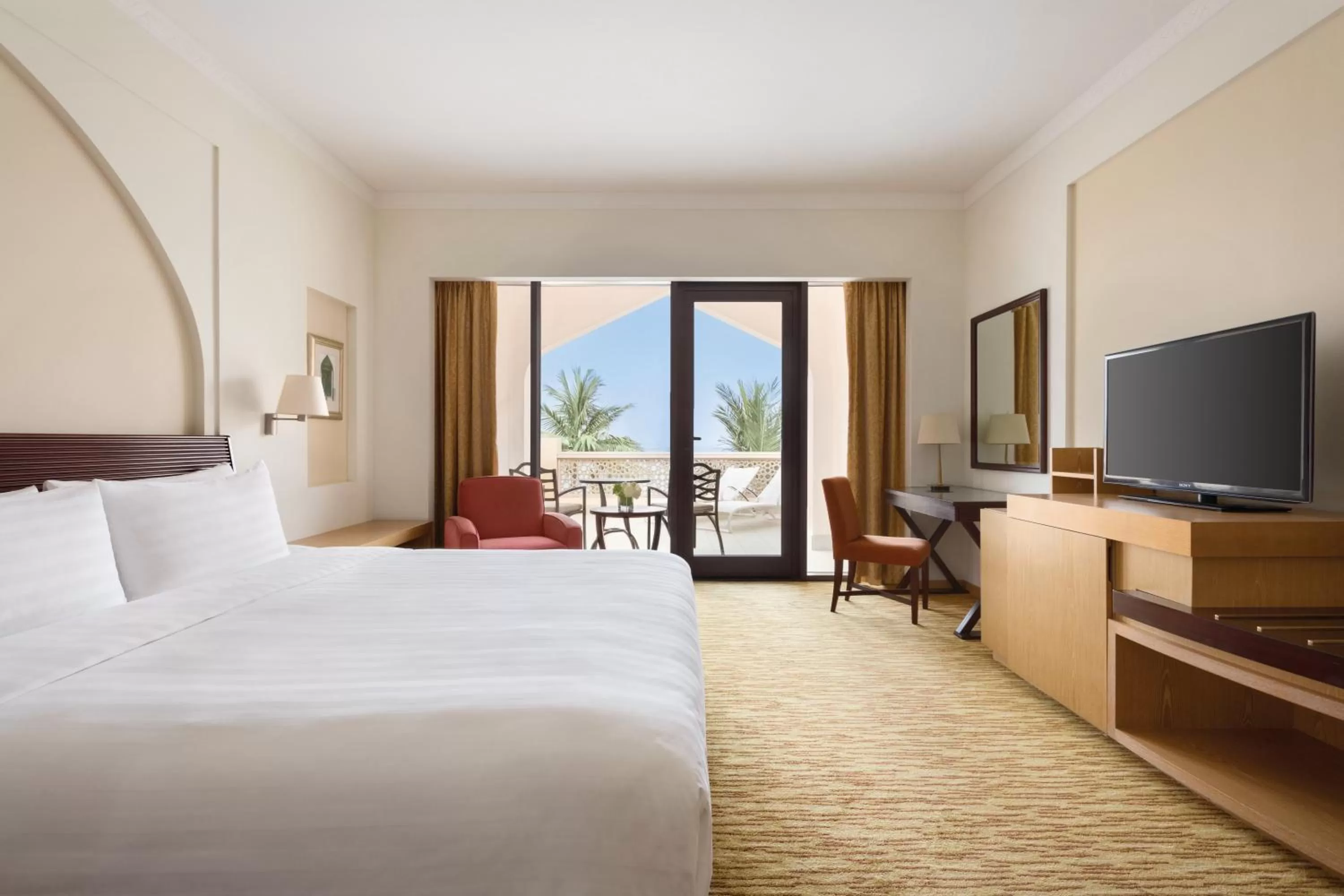 Sea view, Bed in Shangri-La Barr Al Jissah, Muscat