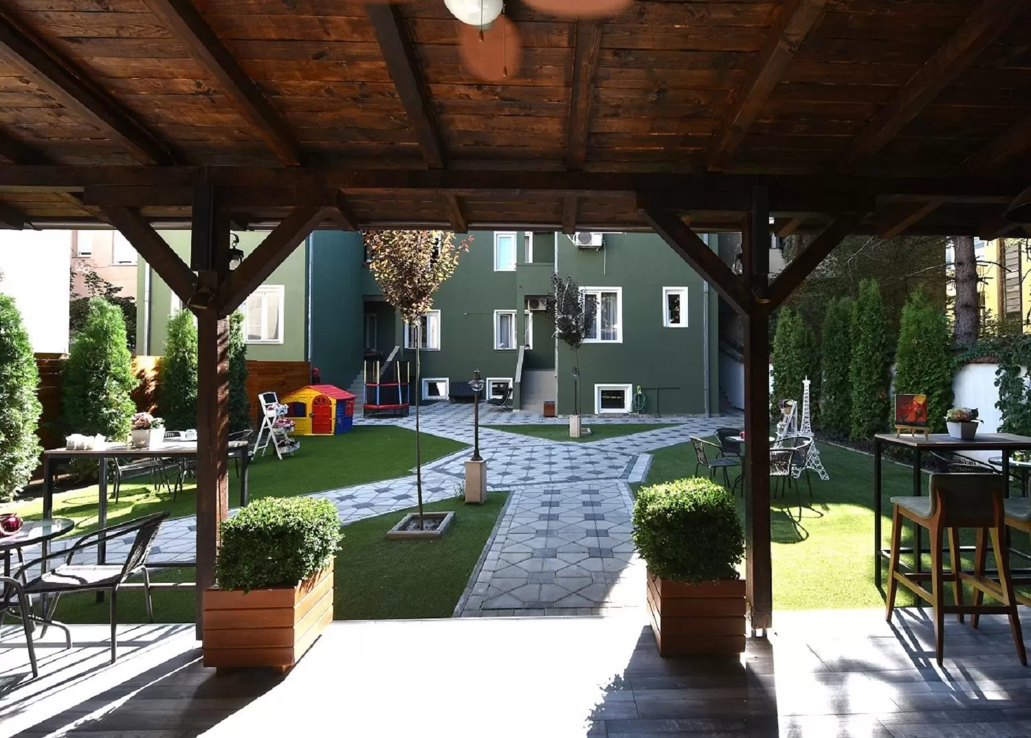 Villa Nina Hotel & Lounge bar