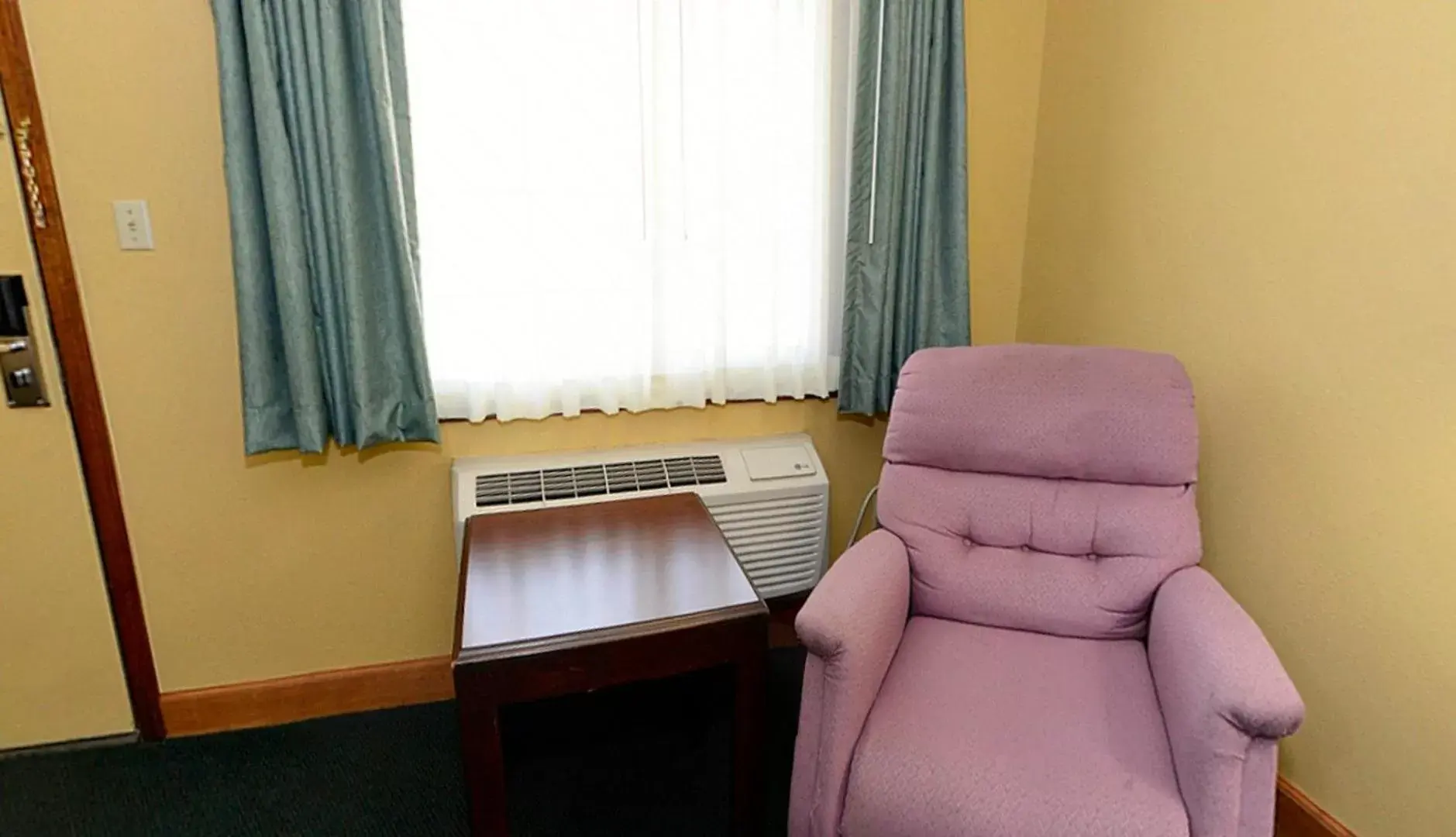 Queen Room - Non-Smoking in Americas Best Value Inn Iola Queen Room - Non-Smoking in Americas Best Value Inn Iola