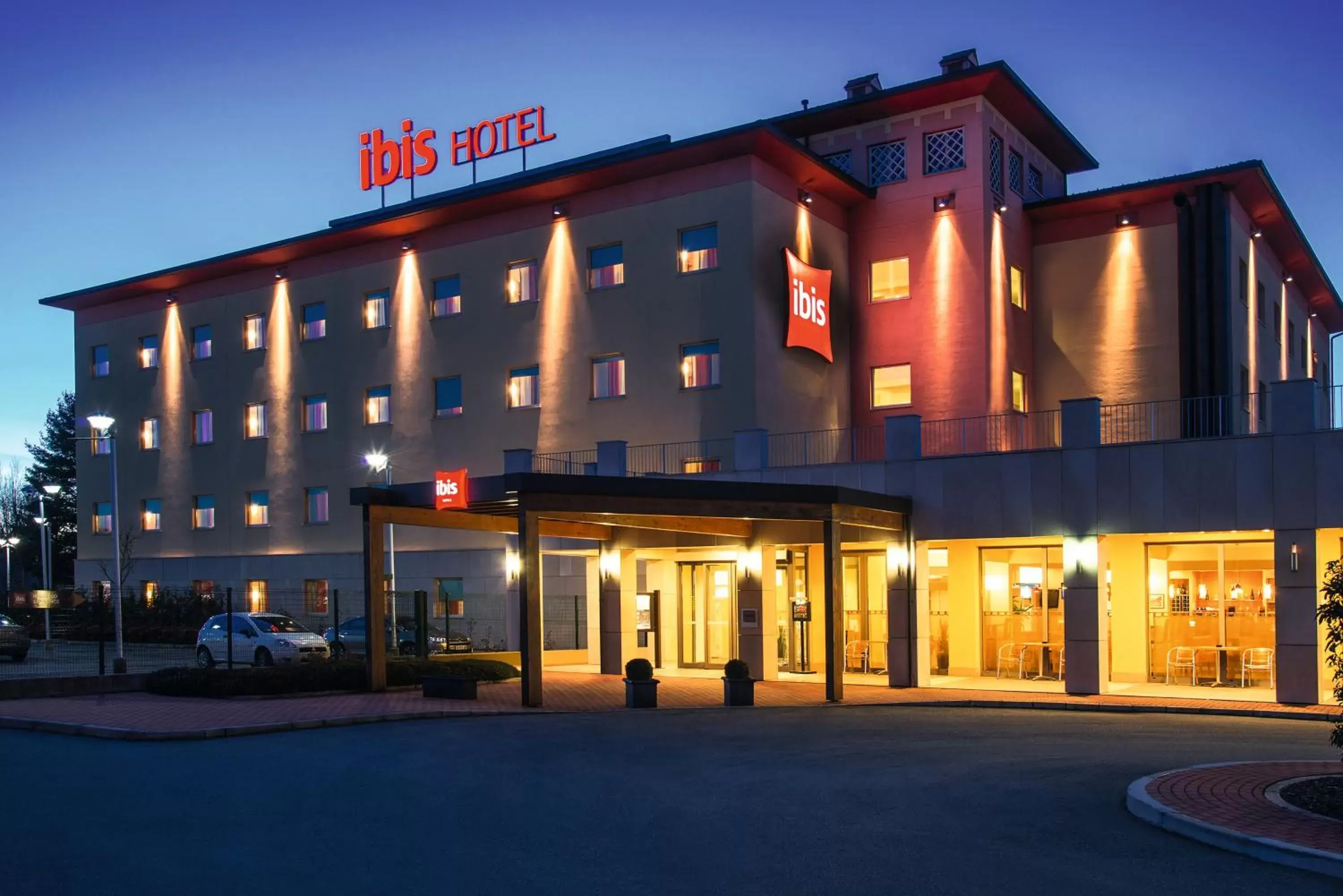 Facade/entrance in Ibis Como Facade/entrance in Ibis Como