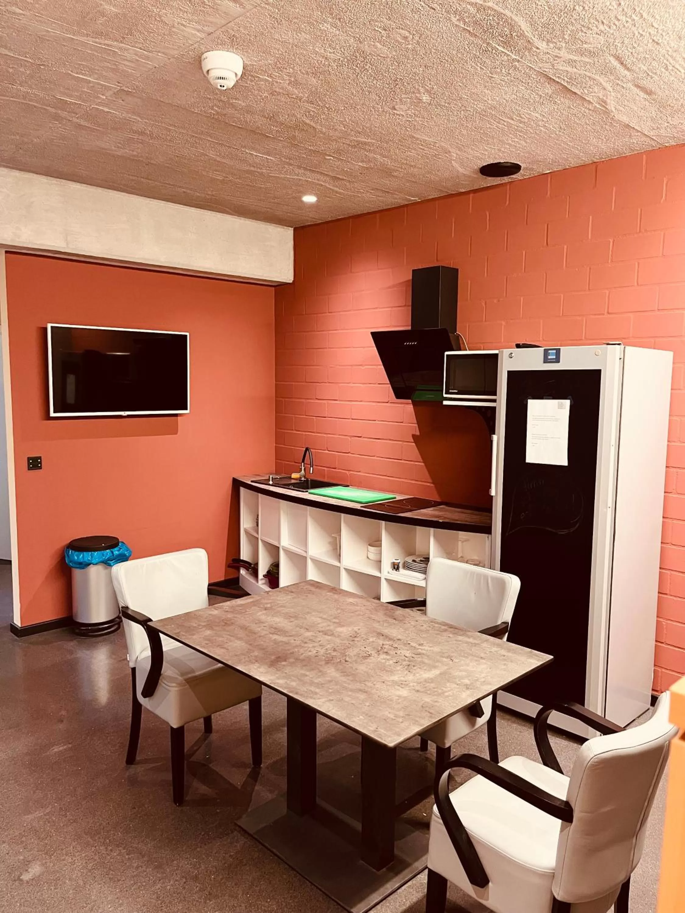 Communal lounge/ TV room in Zweirad Hotel Lenne