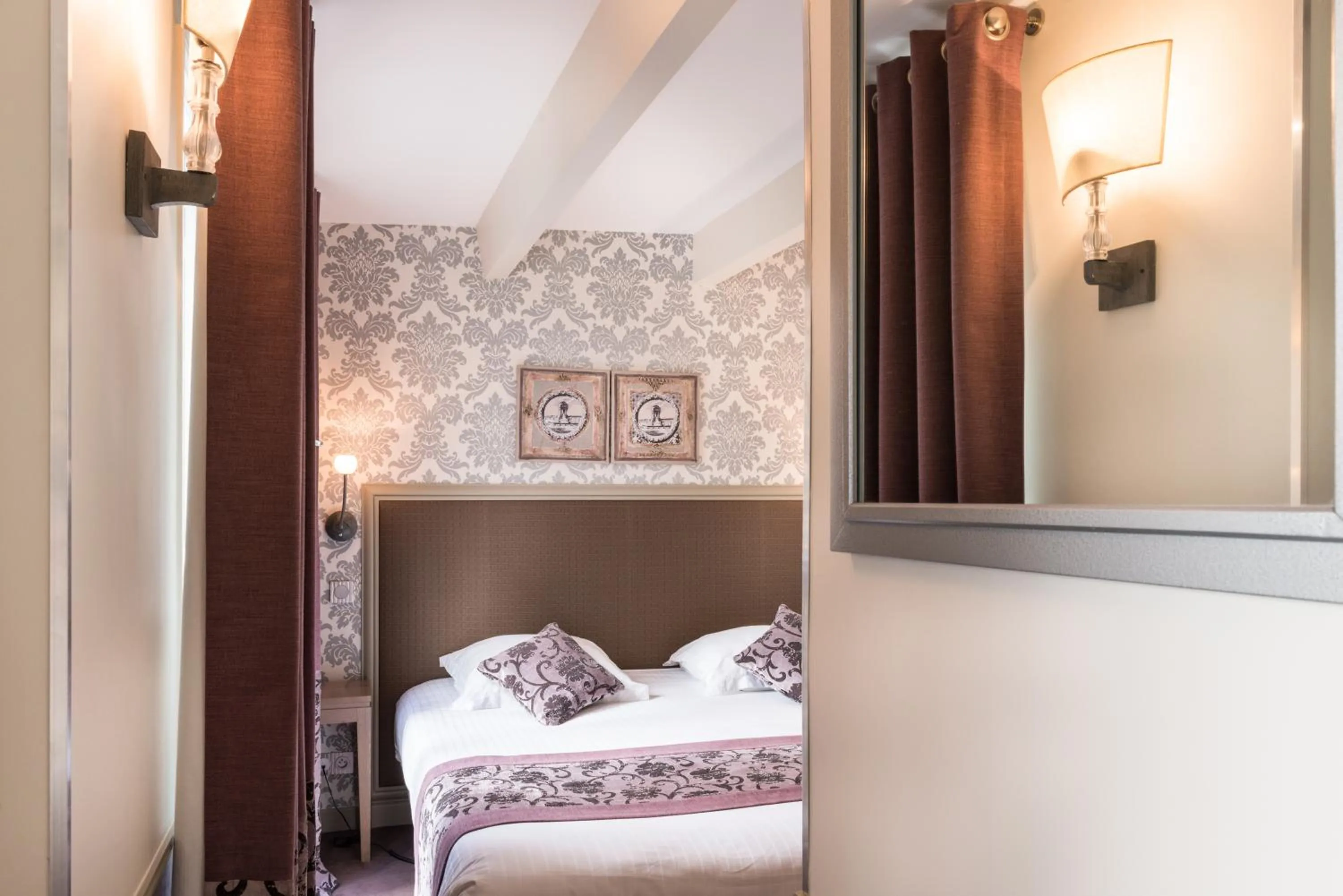 Bed in Hotel Monceau Wagram