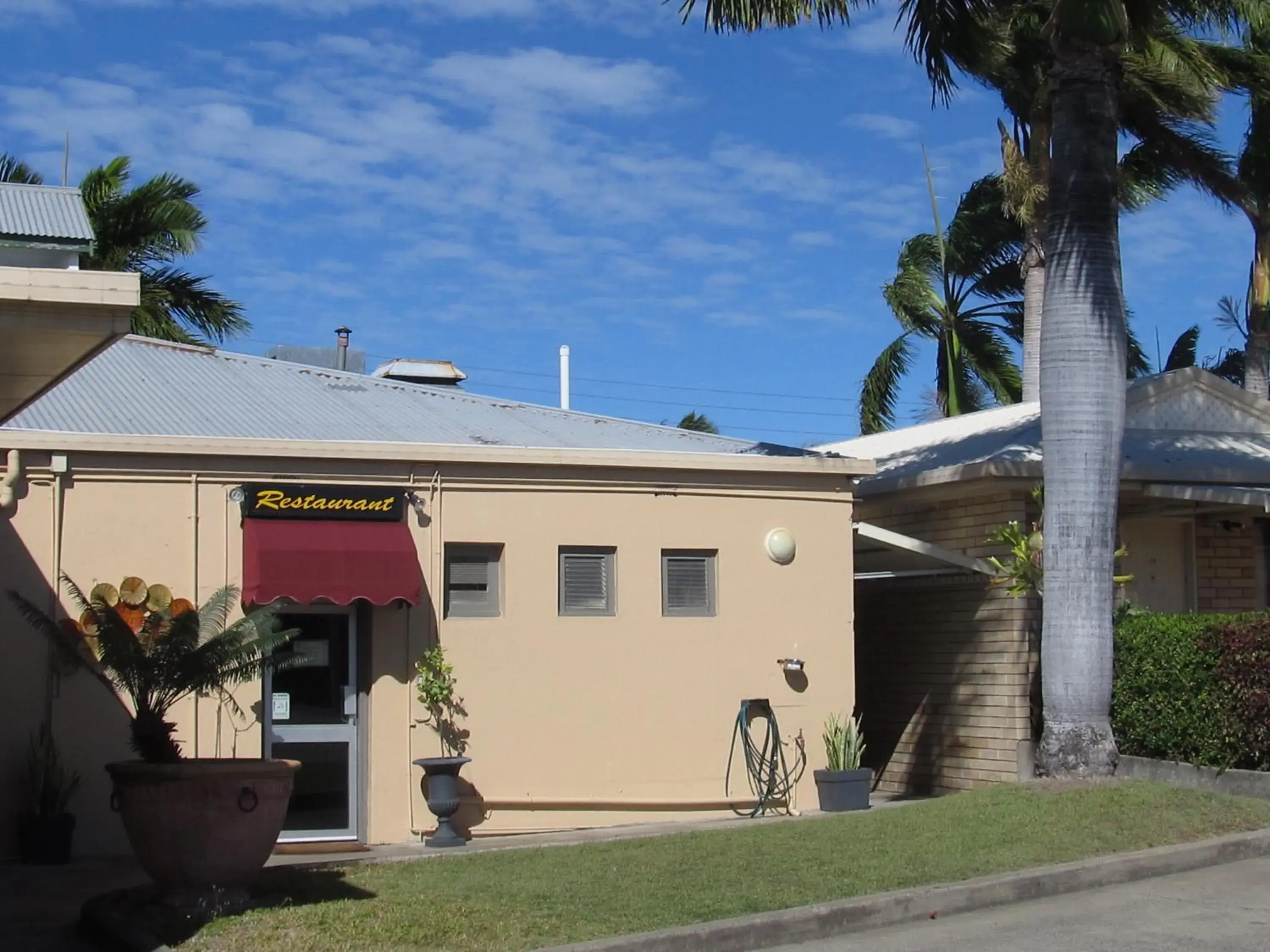 Facade/entrance, Property Building in SunPalms Motel