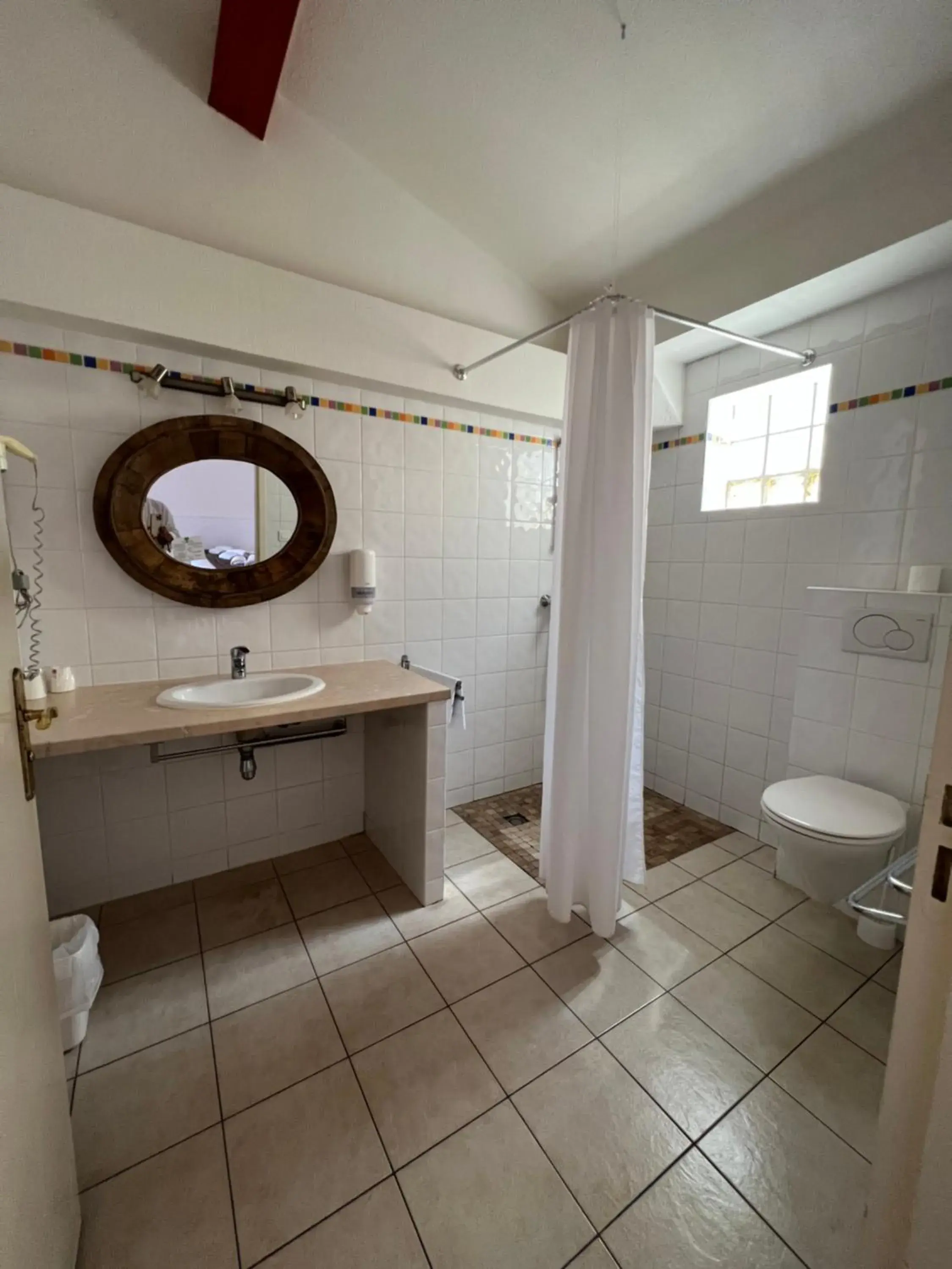 Shower, Bathroom in Hotel La Potiniere