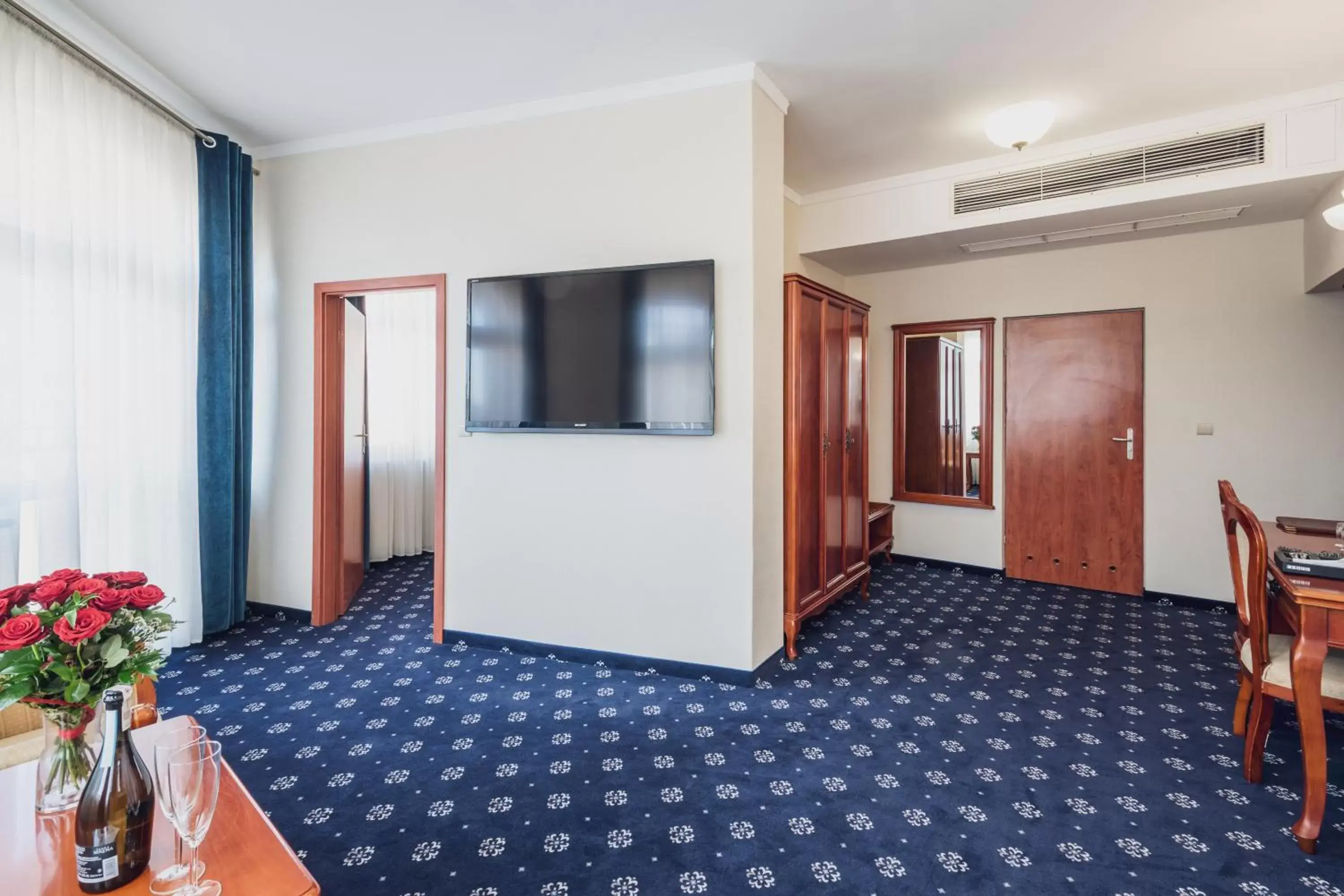 Photo of the whole room, TV/Entertainment Center in Hotel Europejski Wrocław Centrum