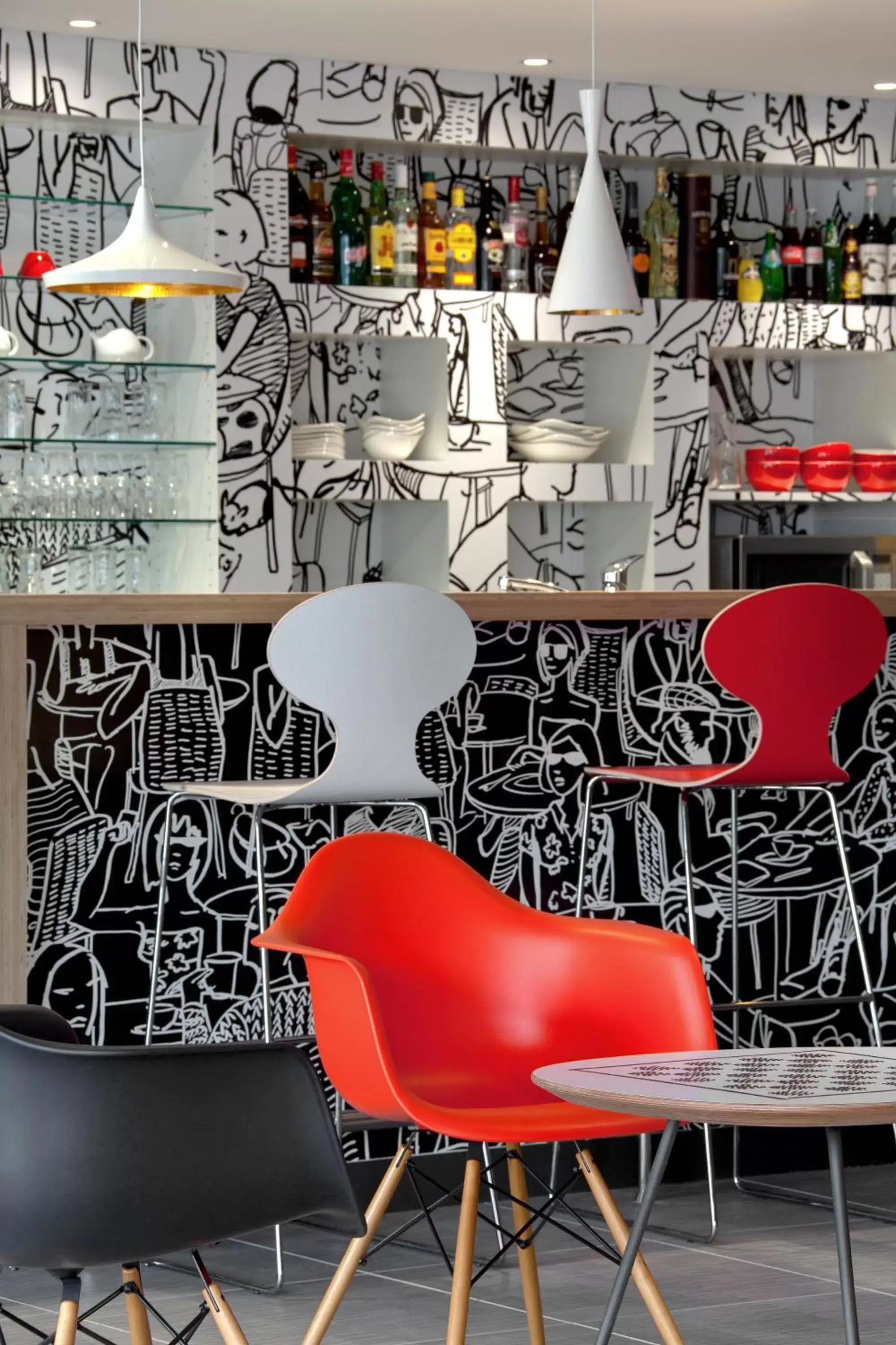 Lounge or bar in ibis Hyeres Centre