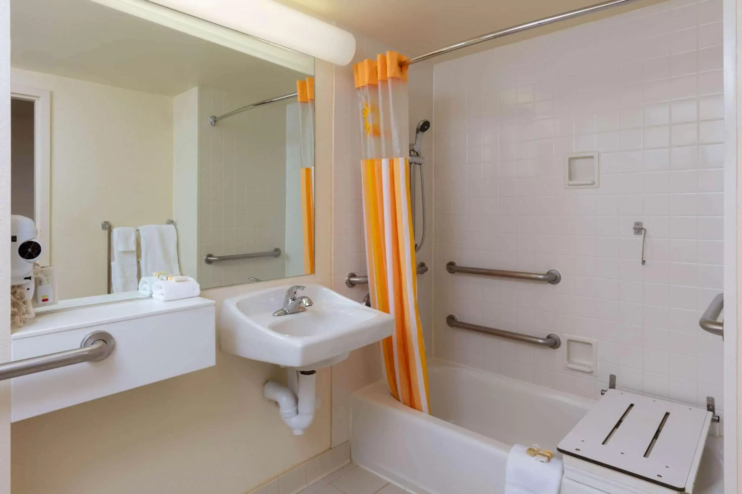 Photo of the whole room, Bathroom in La Quinta by Wyndham Garden City