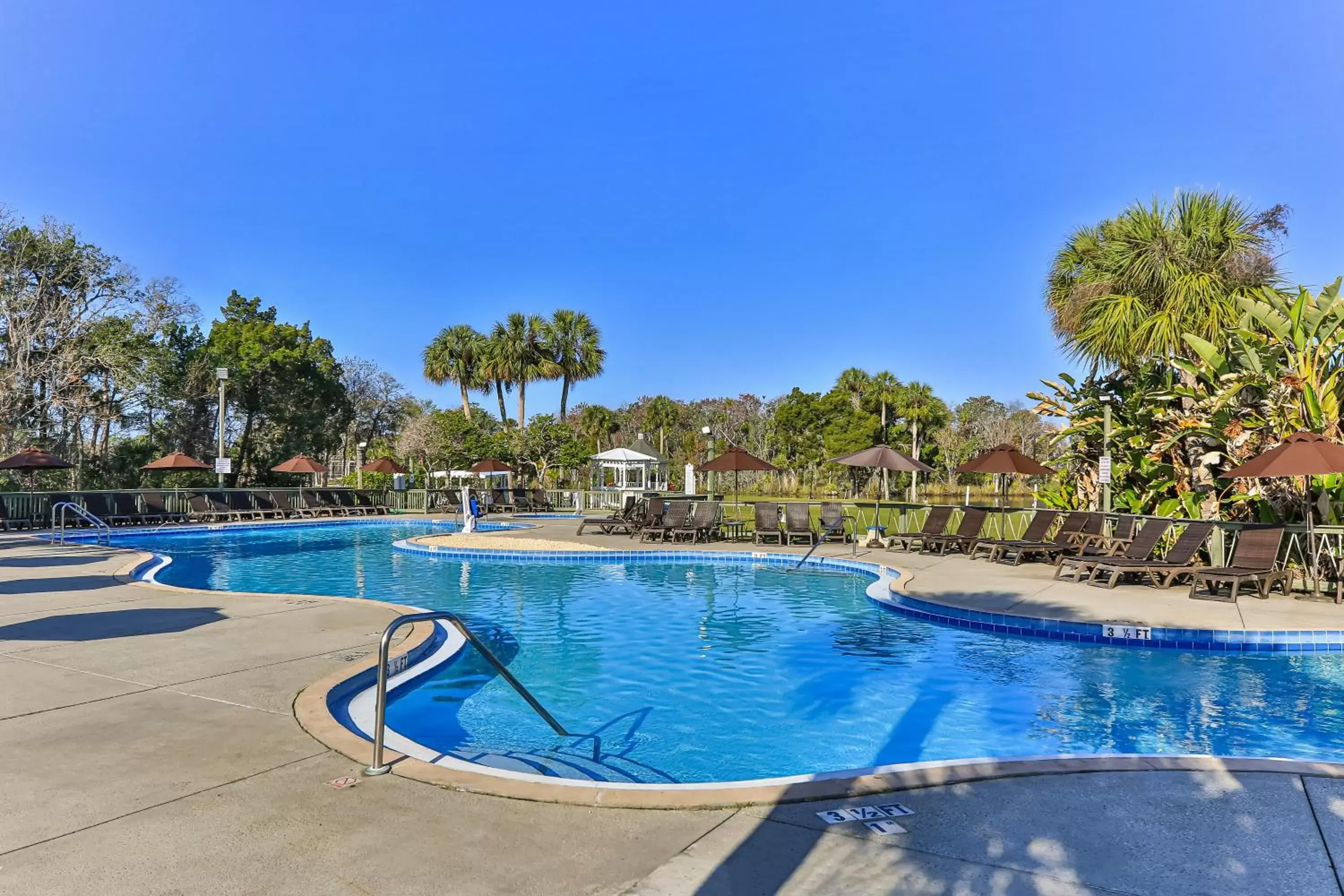 Pool view, Swimming Pool in Plantation Resort on Crystal River, Ascend Hotel Collection