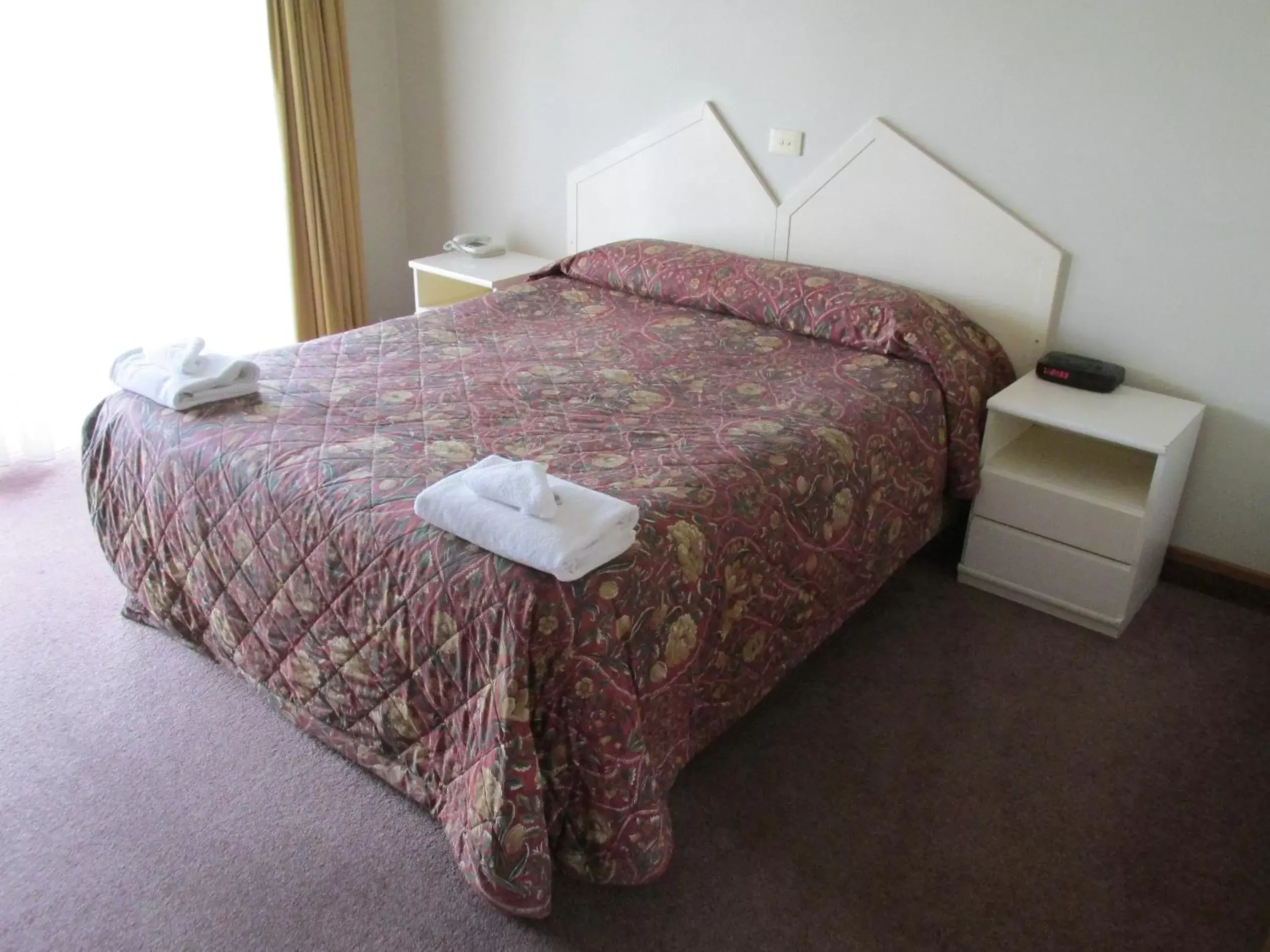 Bed in Airport Gateway Motor Lodge