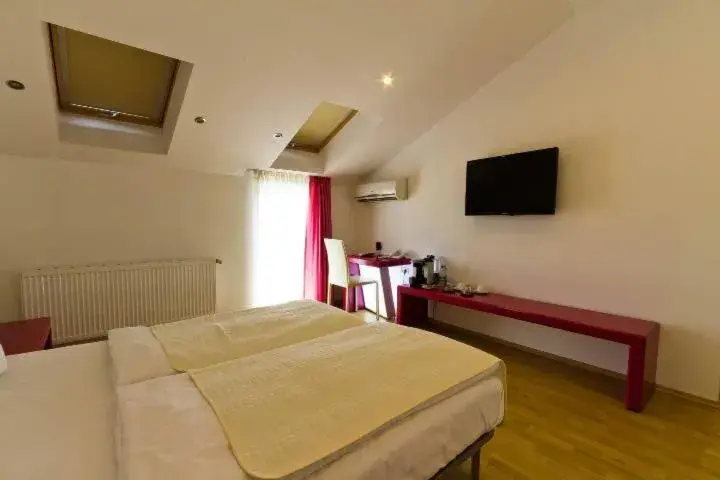 TV and multimedia, Bed in Christina Hotel