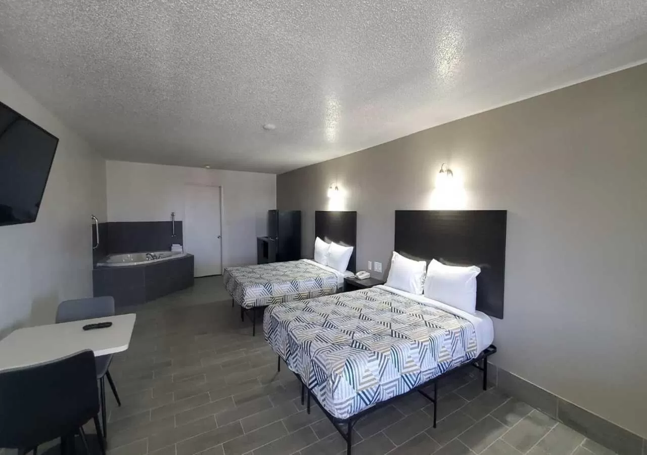 Bedroom, Bed in Crestview Inn