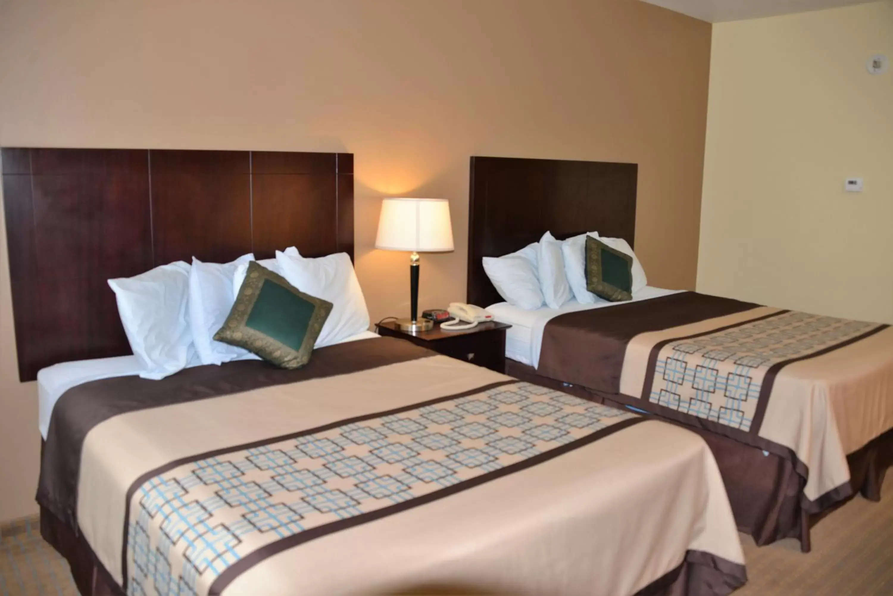 Bed in Irish Inn and Suites