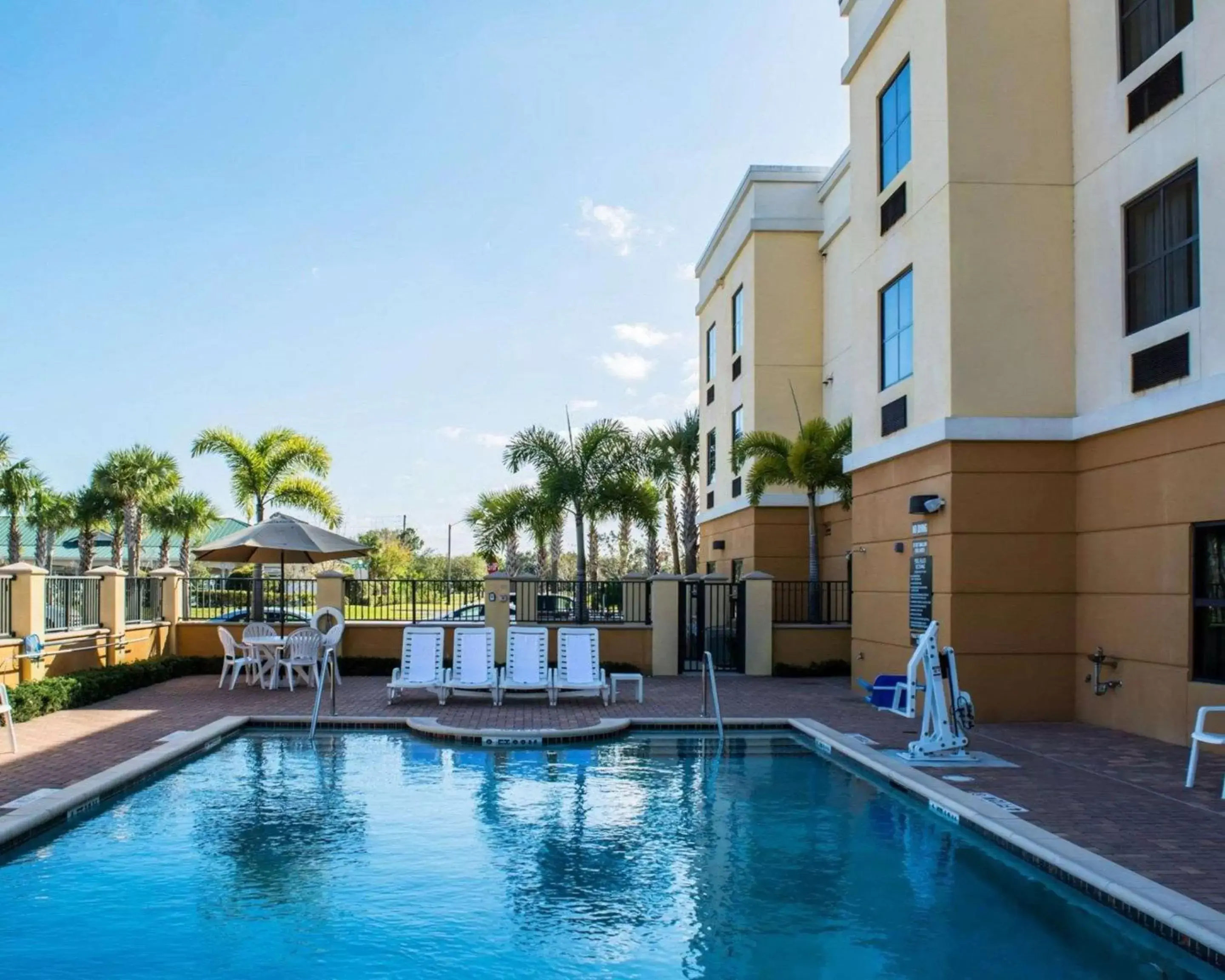 On site, Swimming Pool in Comfort Suites Vero Beach I-95