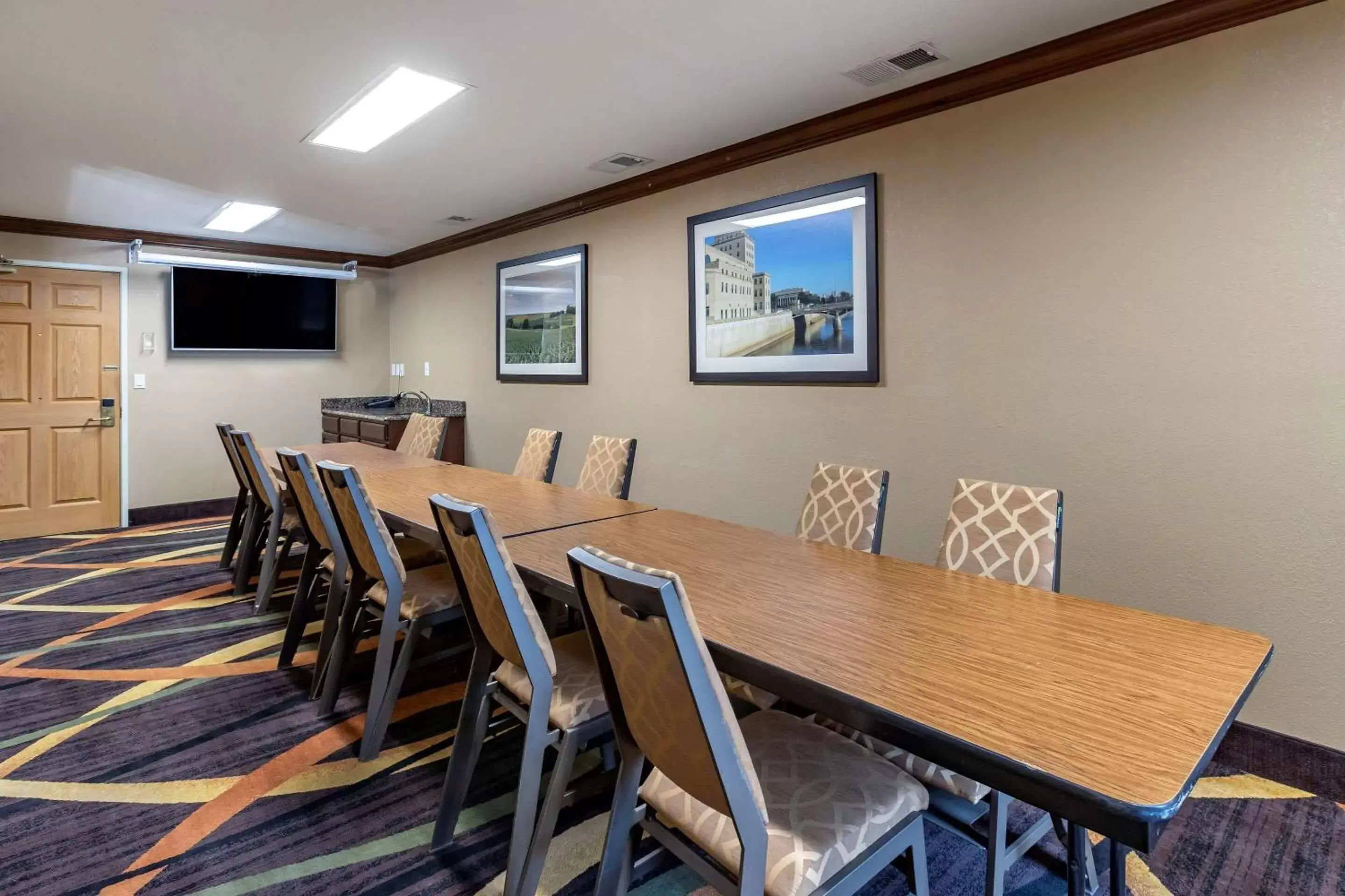 On site, Dining Area in Comfort Inn & Suites Cedar Rapids North - Collins Road