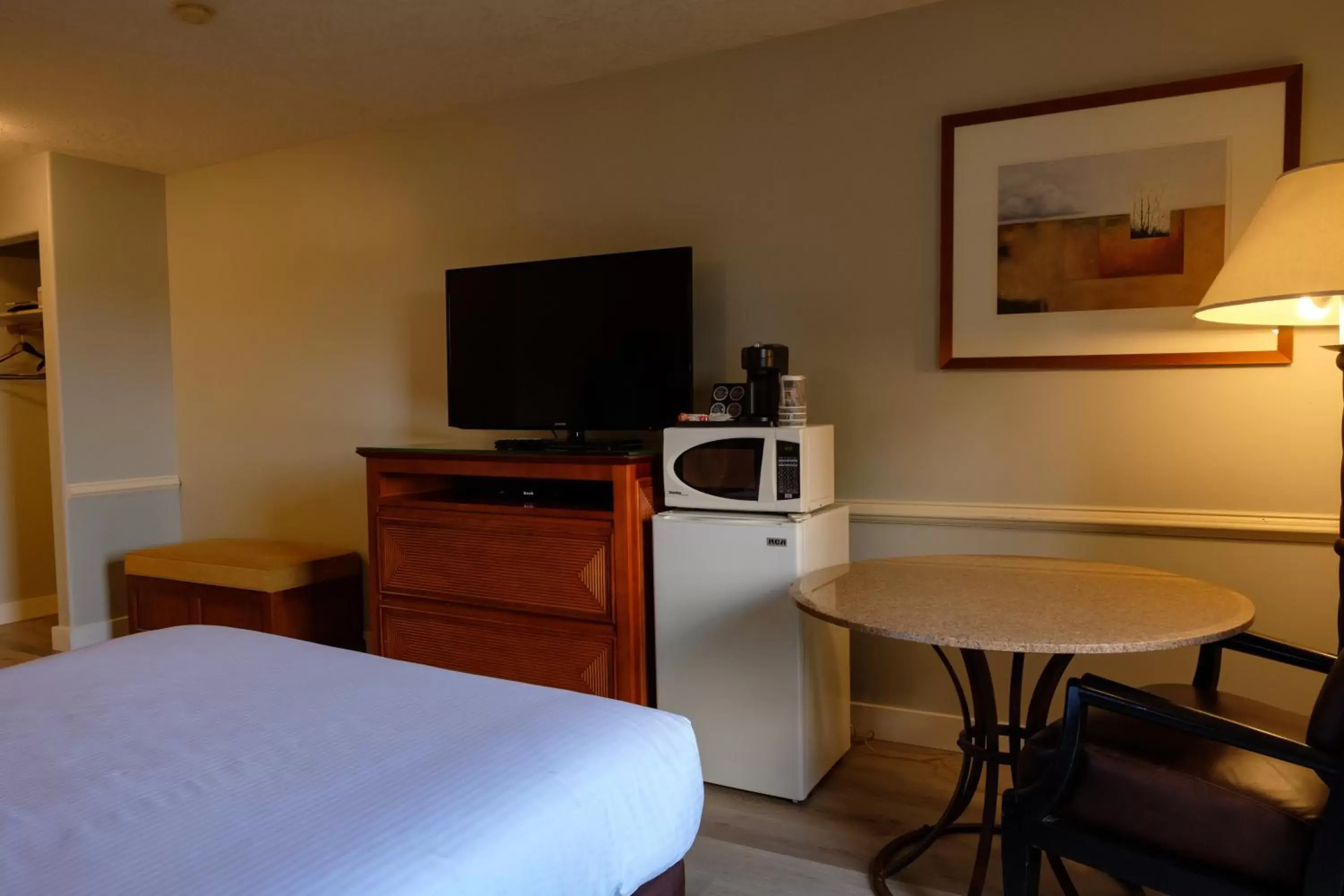 TV and multimedia, TV/Entertainment Center in Coast Parksville Hotel