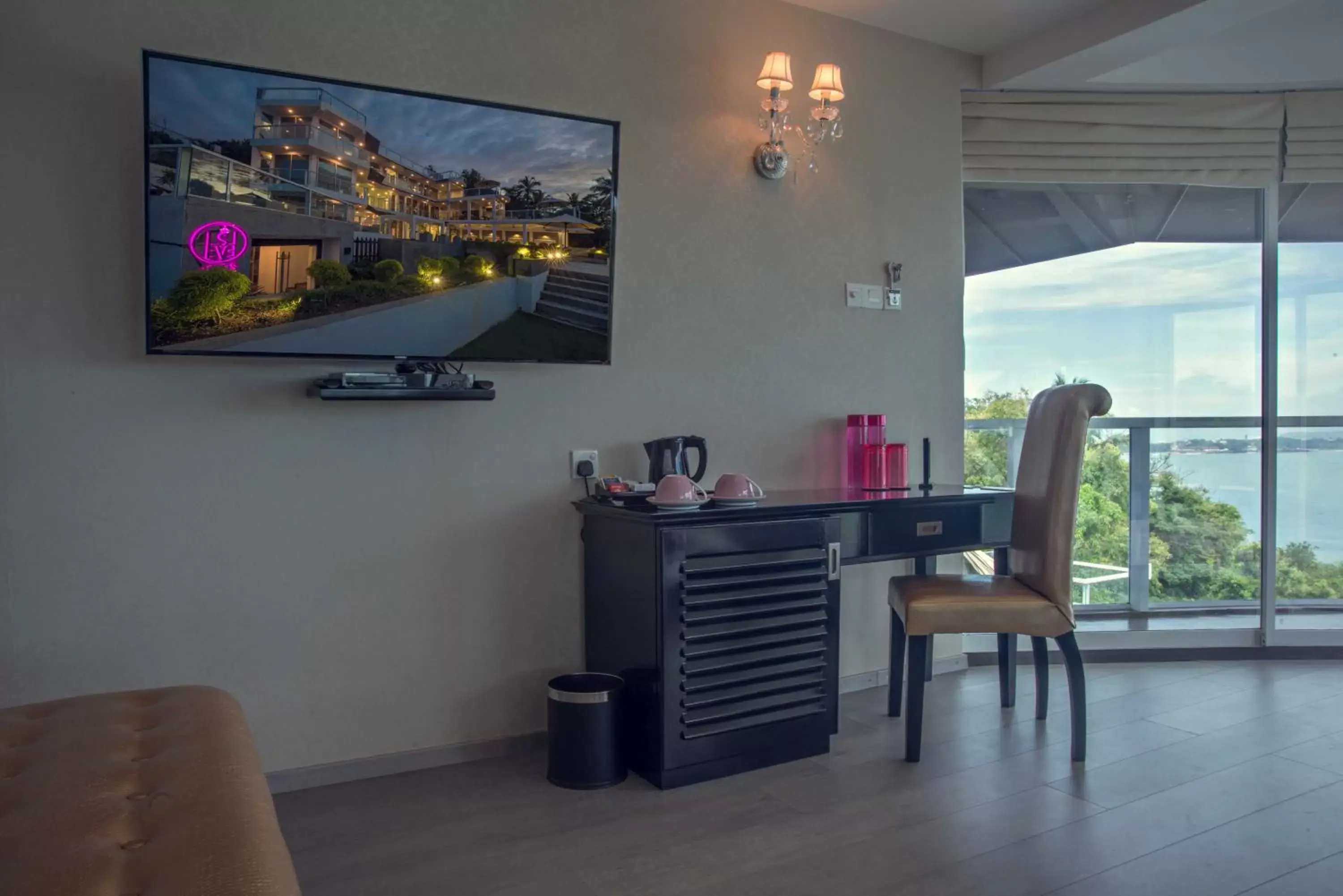 TV and multimedia, TV/Entertainment Center in Levels Unawatuna