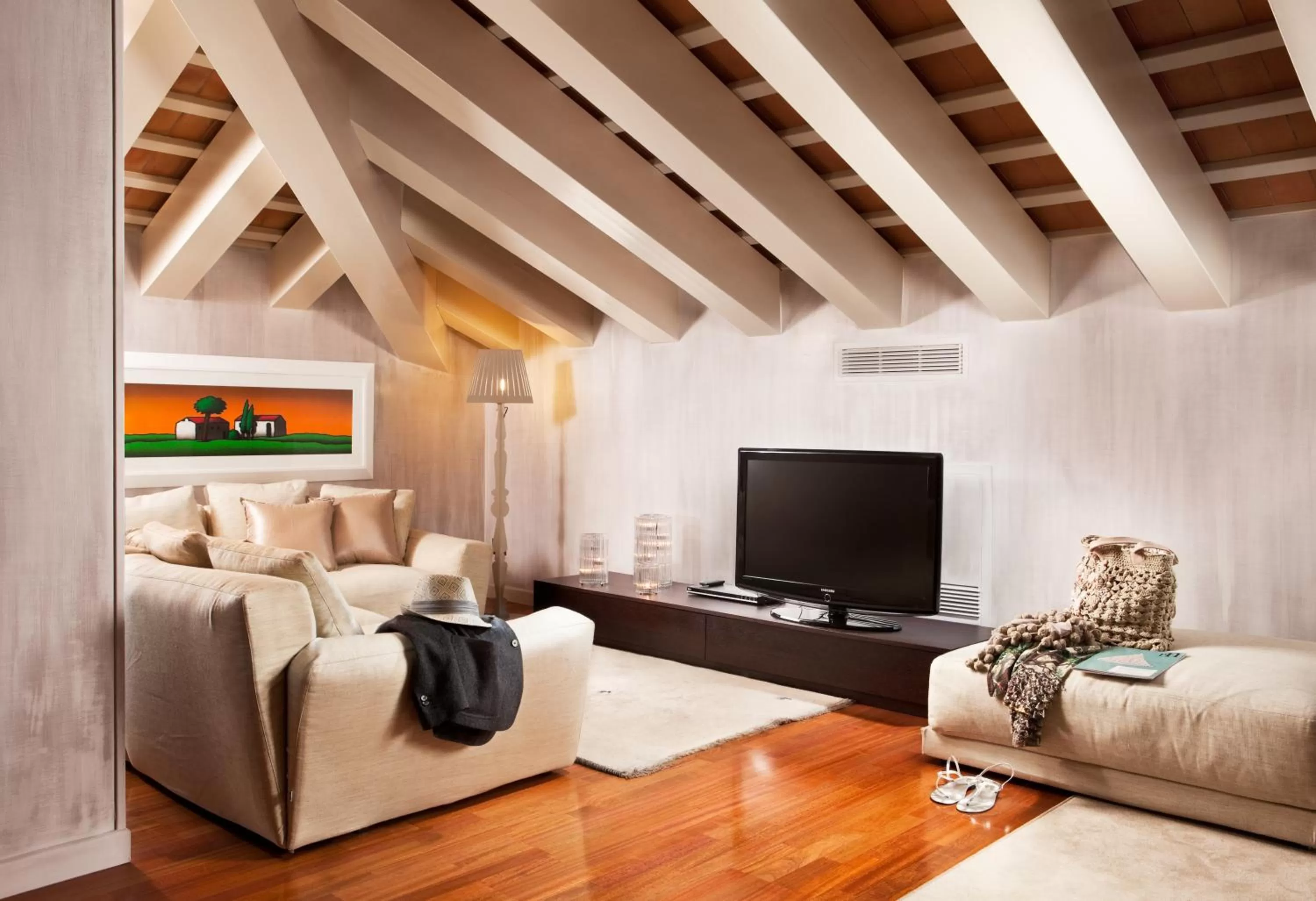 TV and multimedia in Al Tezzon Hotel