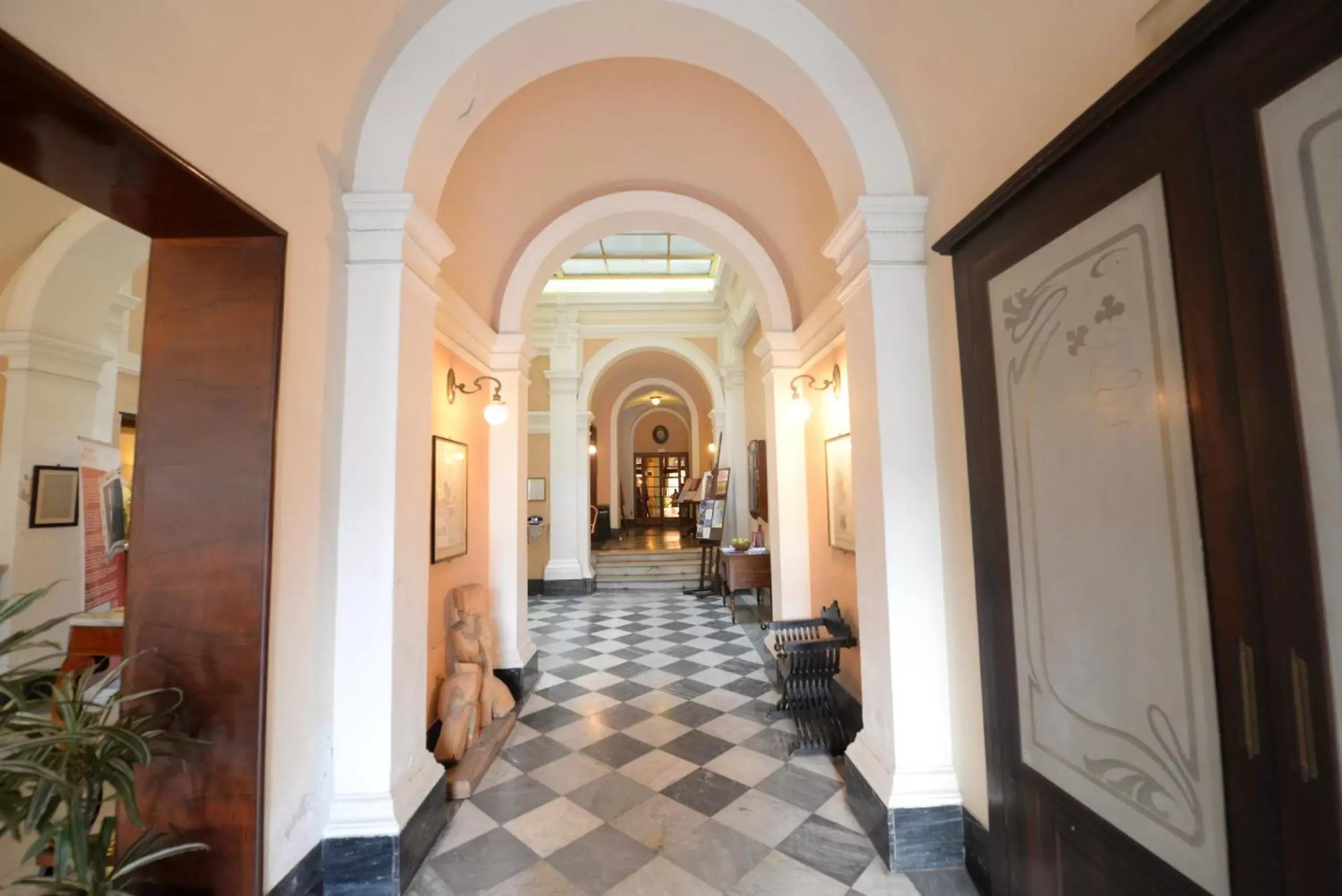 Facade/entrance in Royal Victoria Hotel