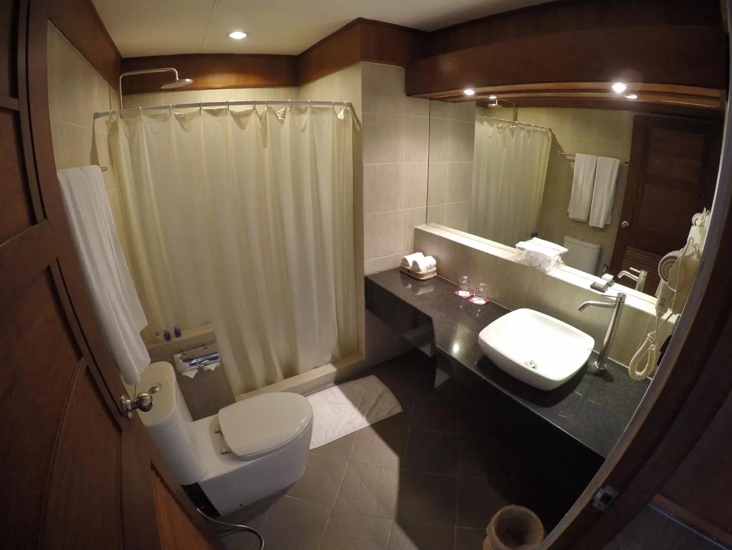 Shower, Bathroom in Tohsang Heritage Ubon Ratchathani Hotel