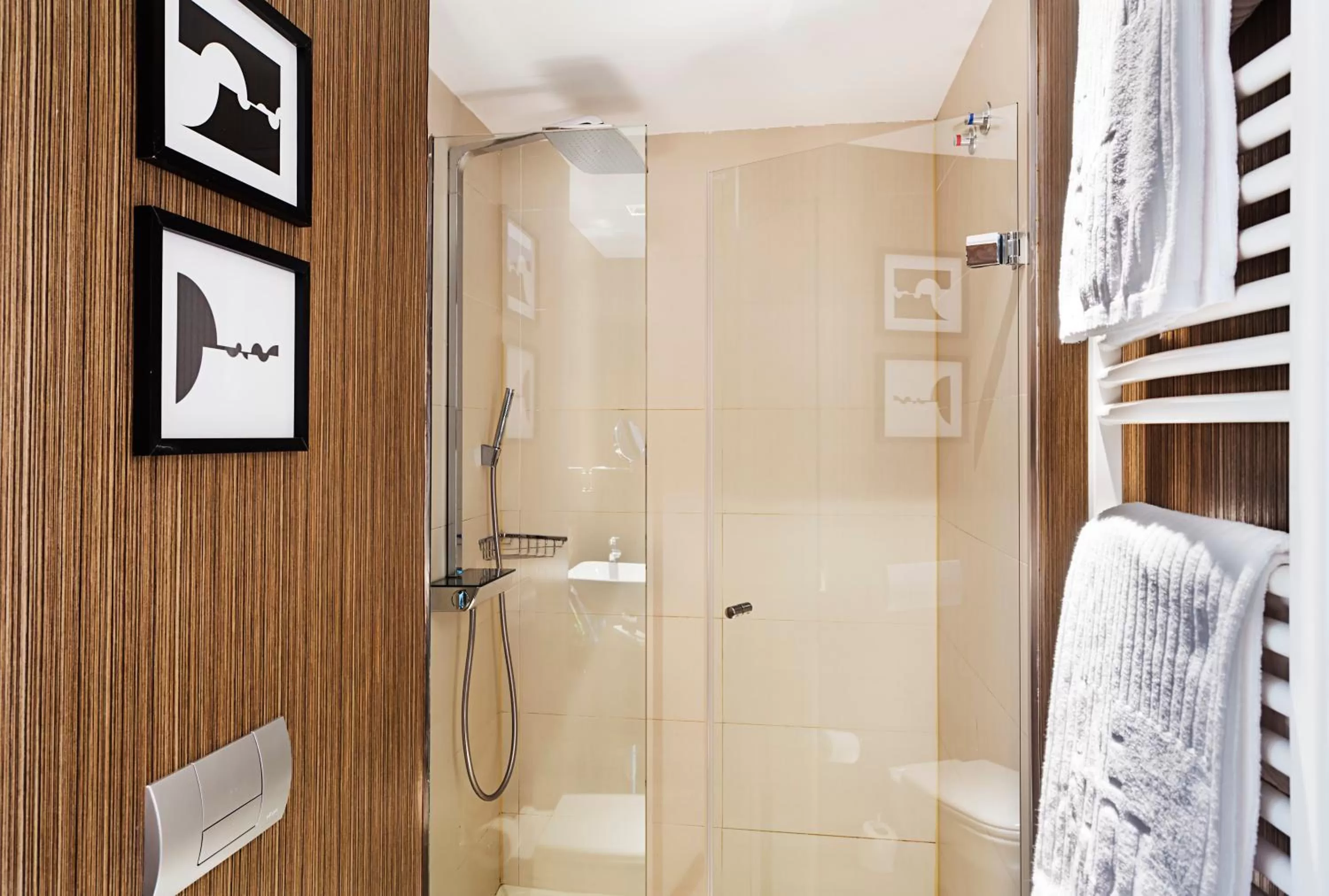 Shower in One Shot Luchana