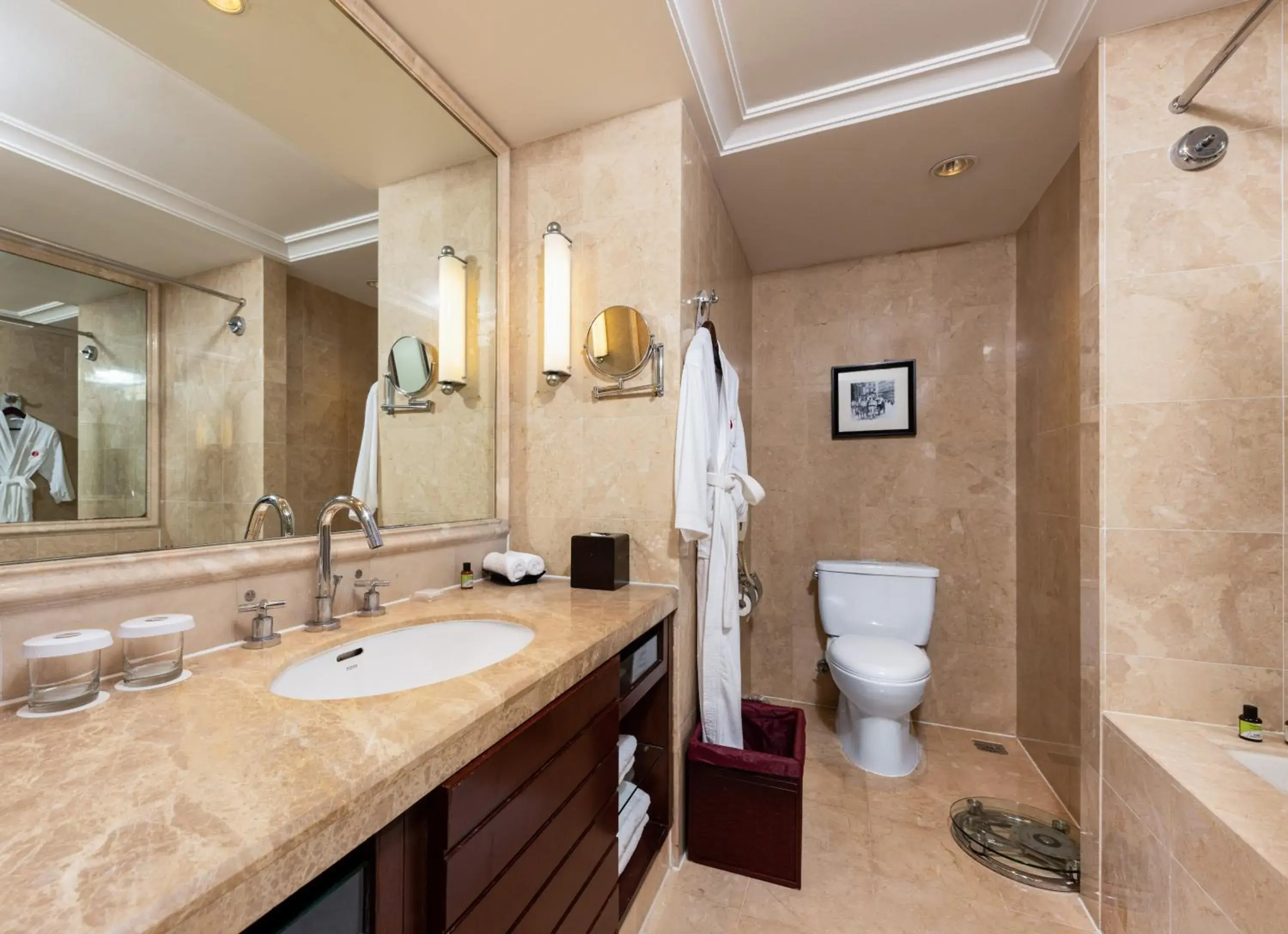 Bathroom in Ramada Plaza Optics Valley Hotel Wuhan (Best of Ramada Worldwide)