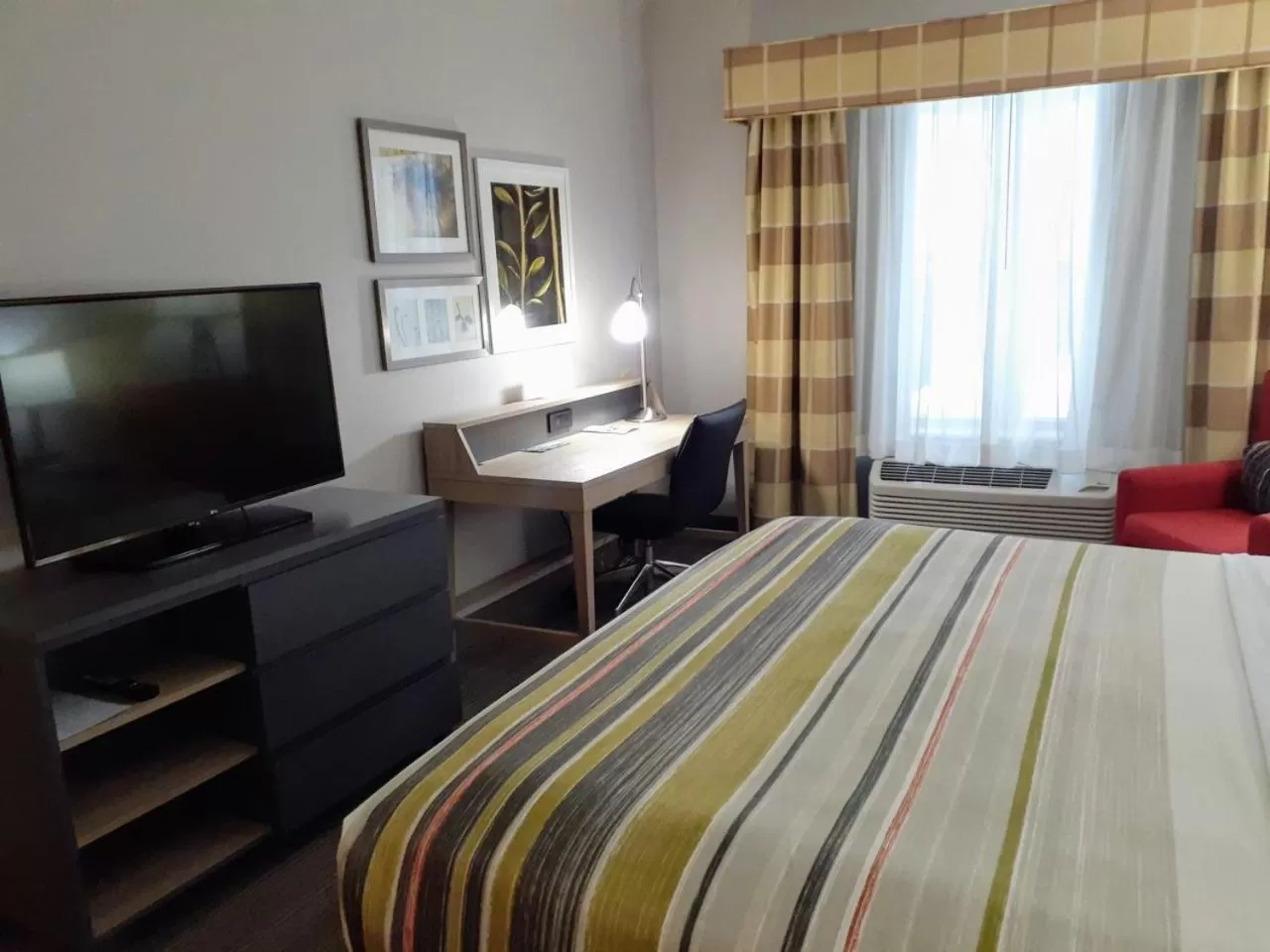 Bed in Country Inn & Suites by Radisson, Freeport, IL